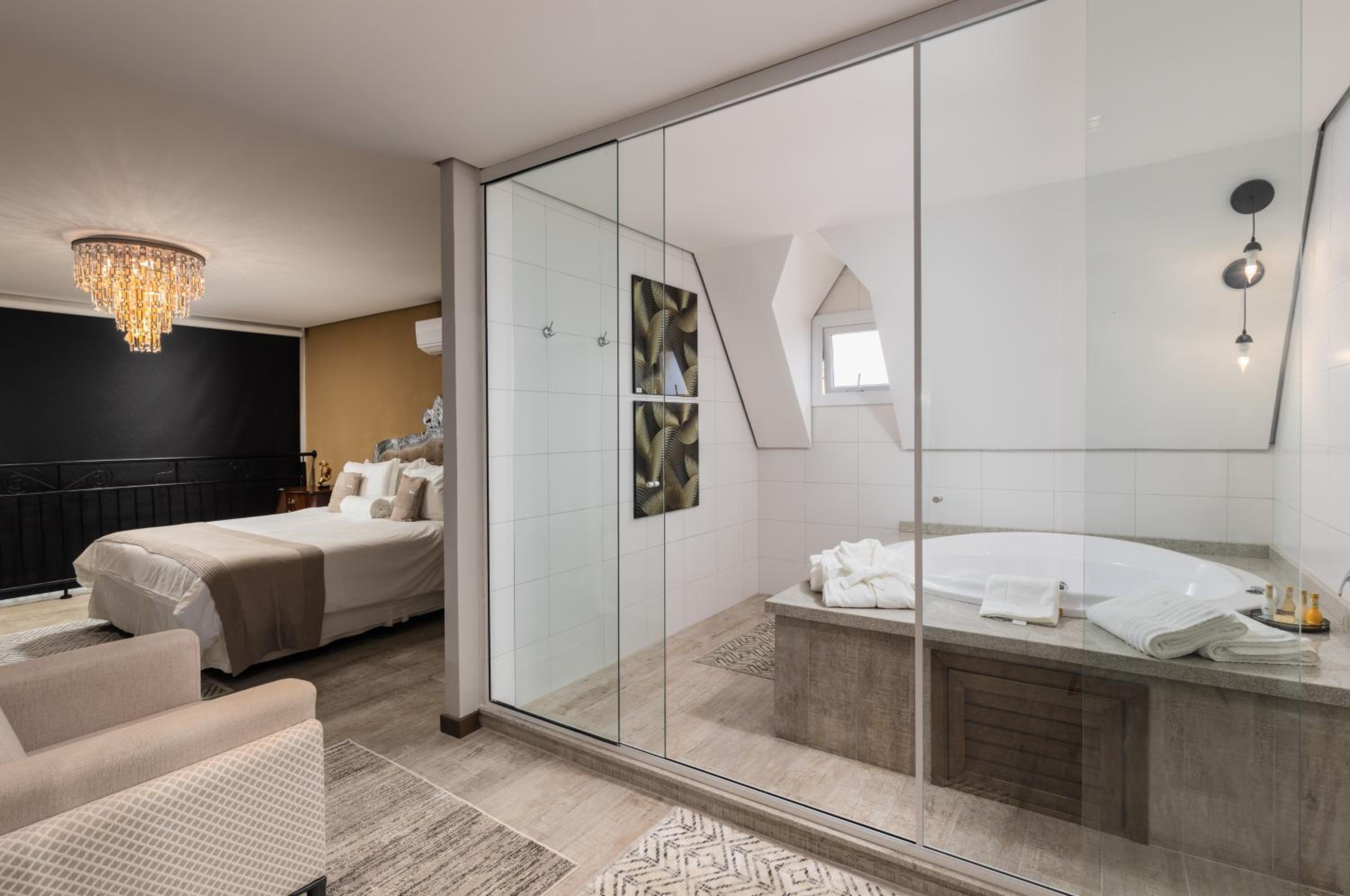 Suite with City View thumbnail 5