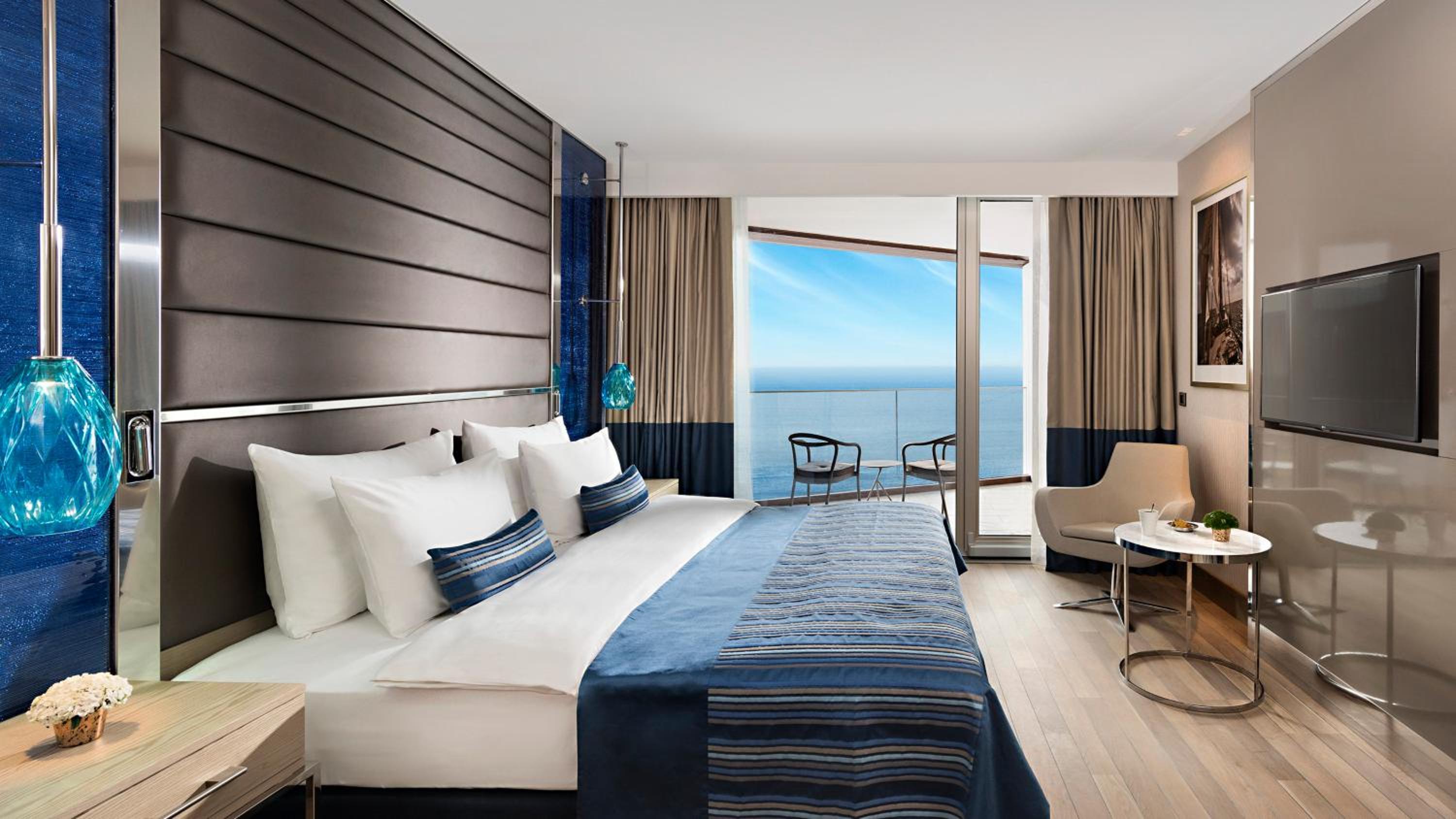 1 King Junior Suite Sofa Bed Sea View + Club Lounge Access