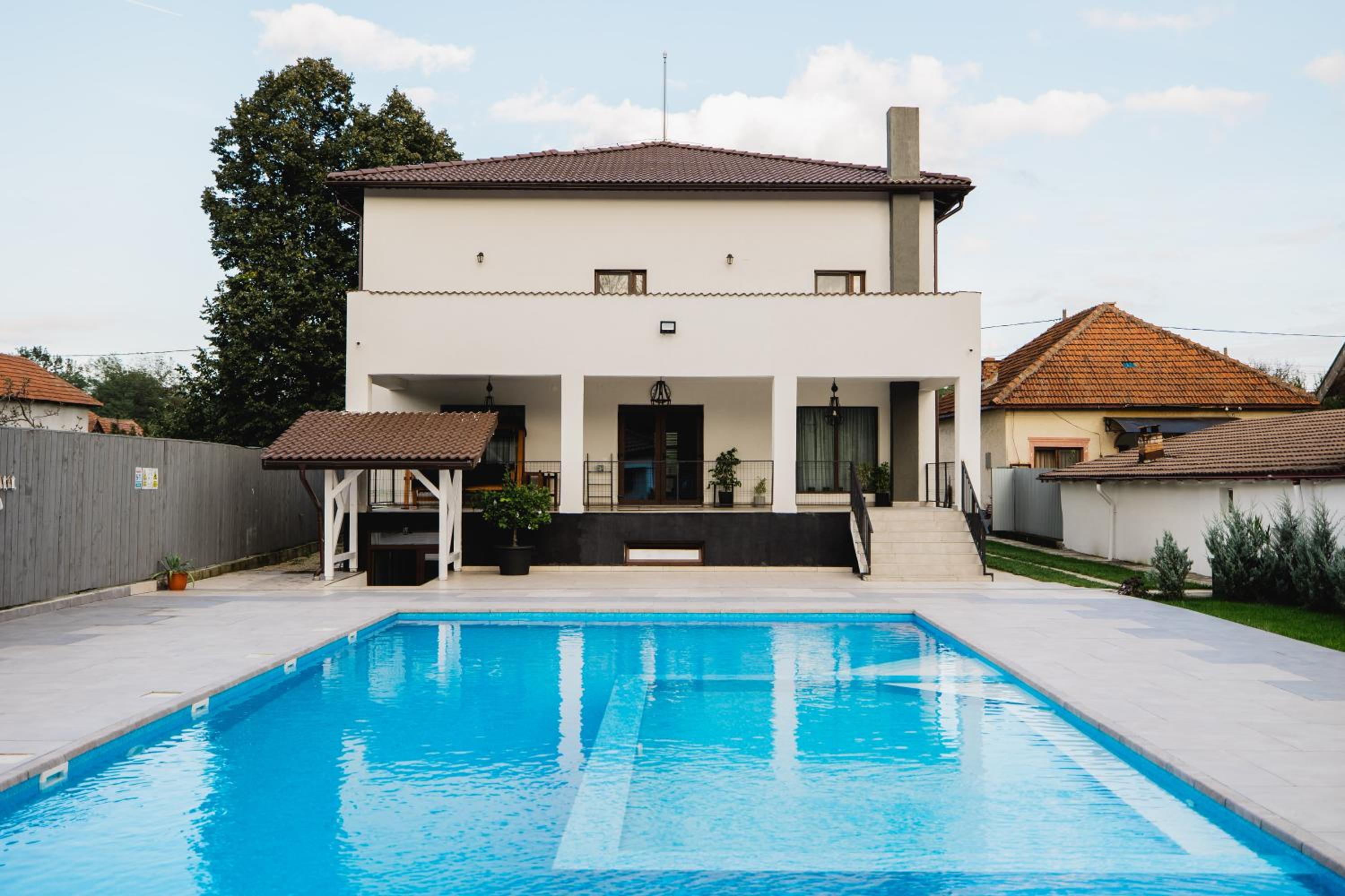 Six-Bedroom House photo 3