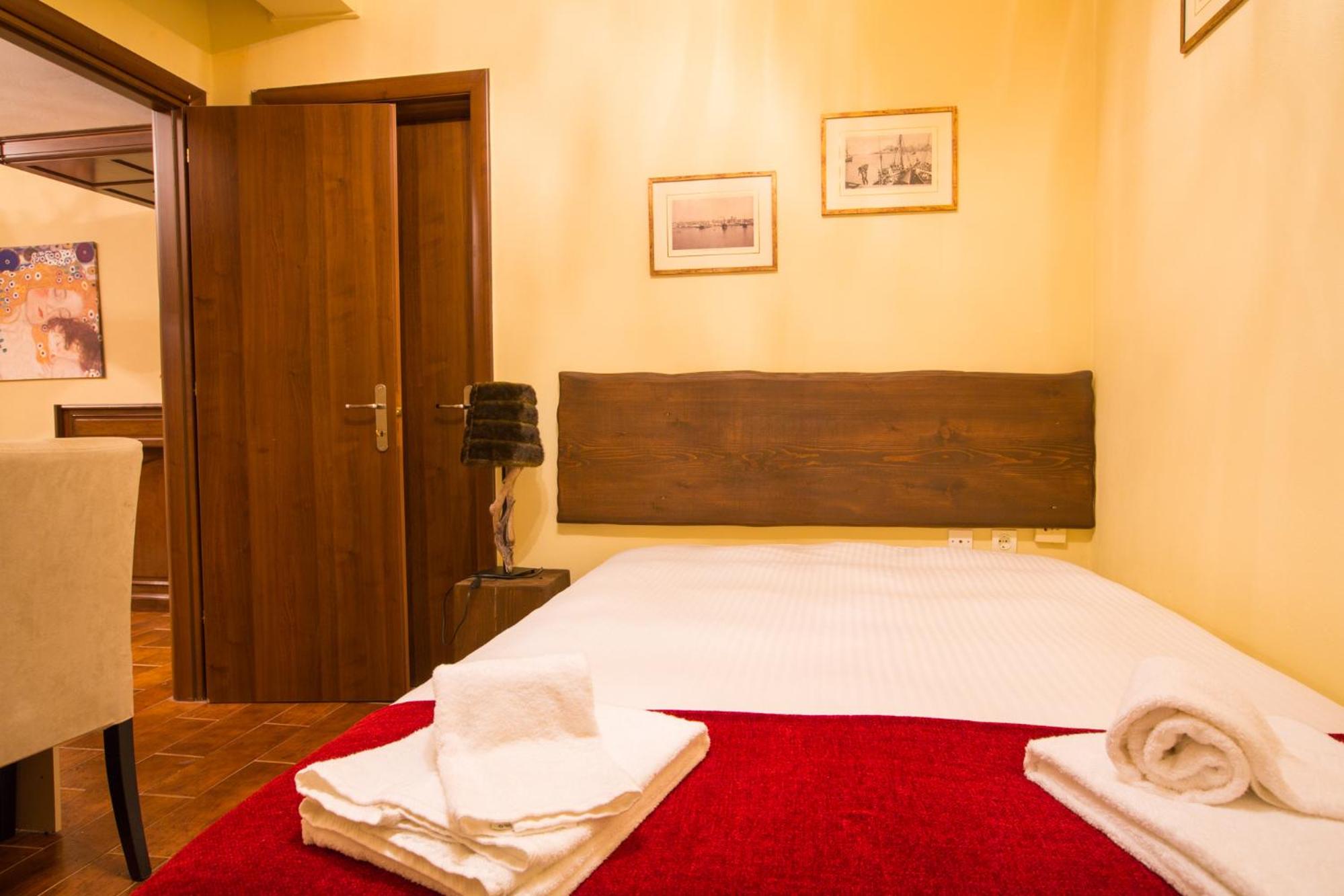 Junior Suite with Fireplace - Photo 3
