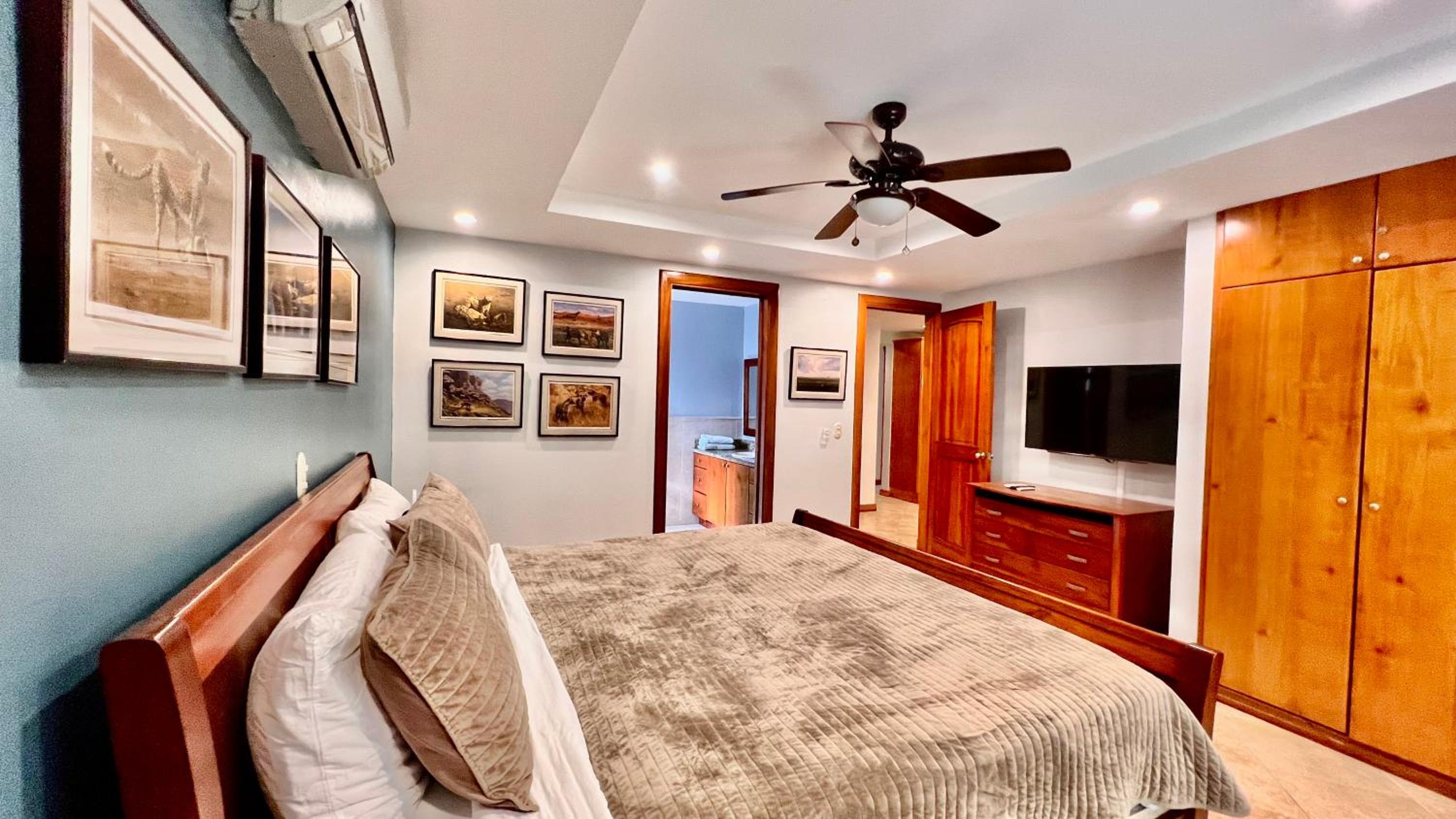 Two-Bedroom Apartment with Garden View - Photo 9