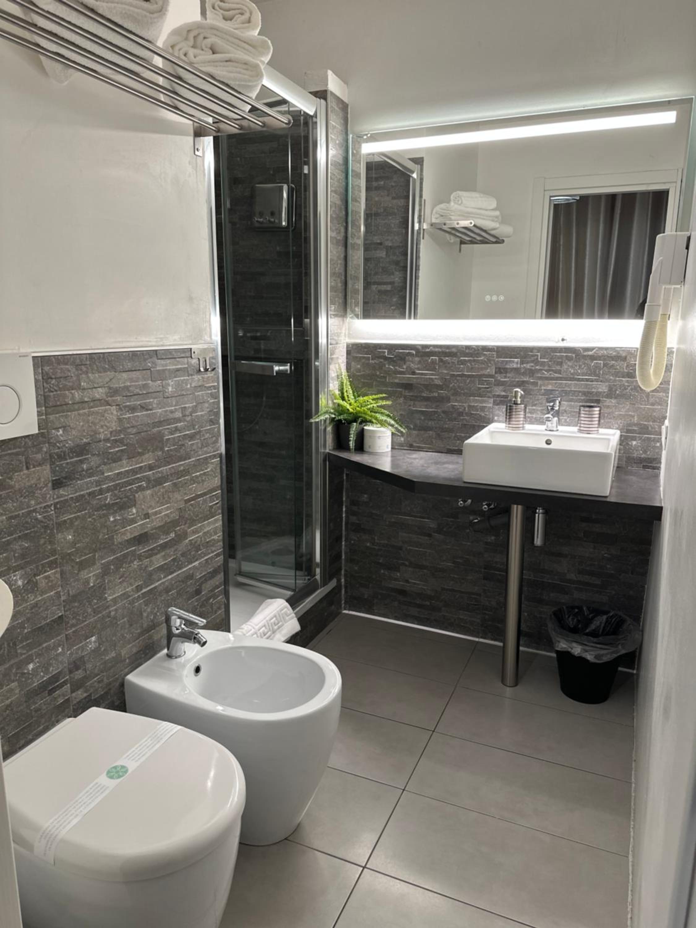 Double Room with Private Bathroom - Photo 6