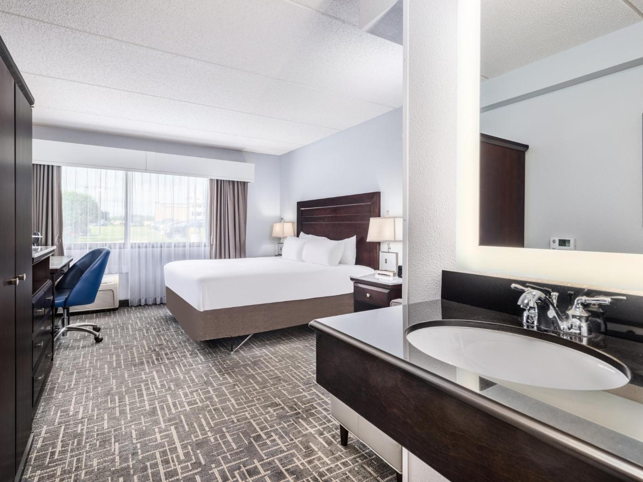Standard King Room with Mobility Accessible Tub - Photo 3