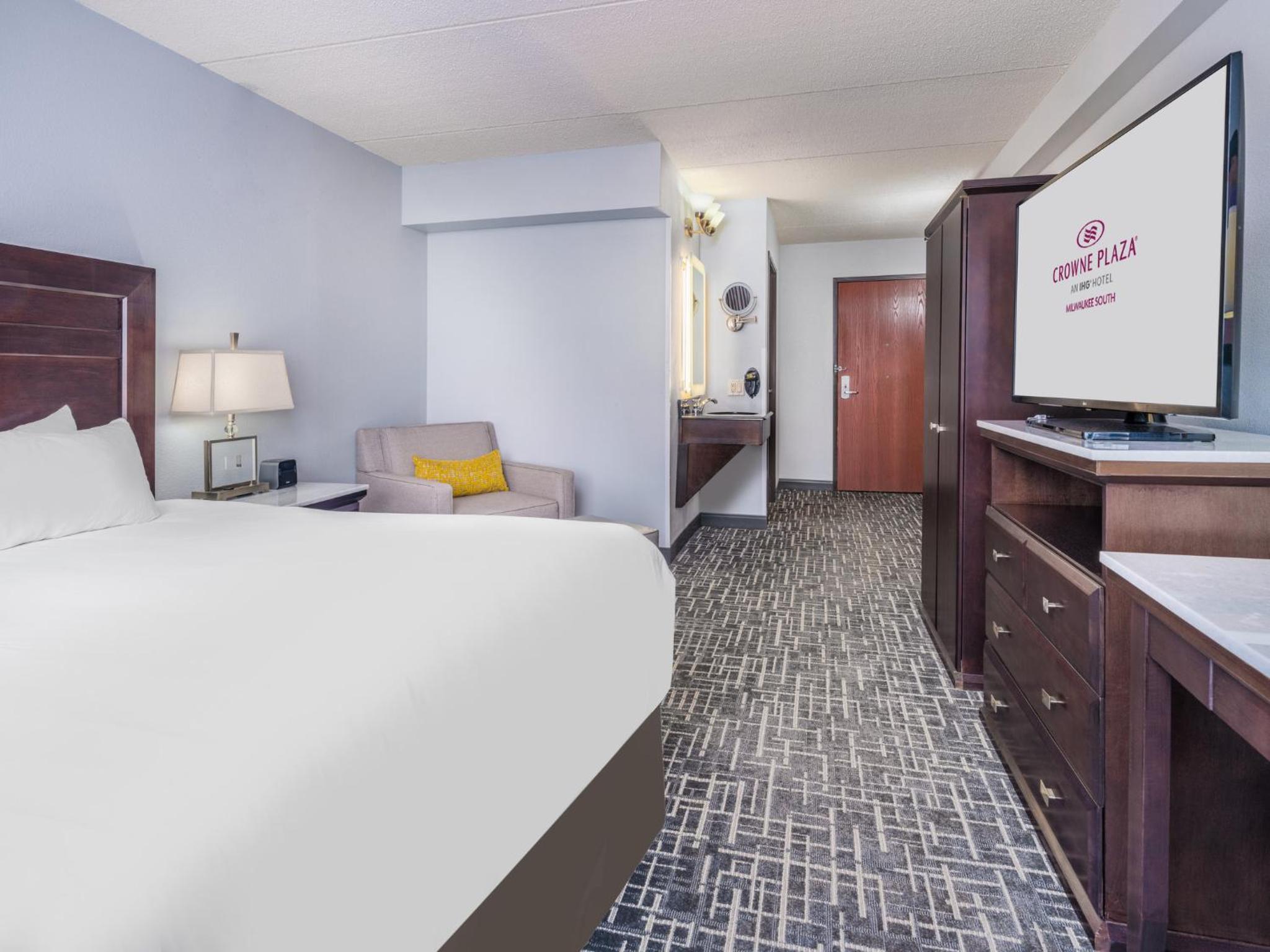 Standard King Room with Mobility Accessible Tub - Photo 8