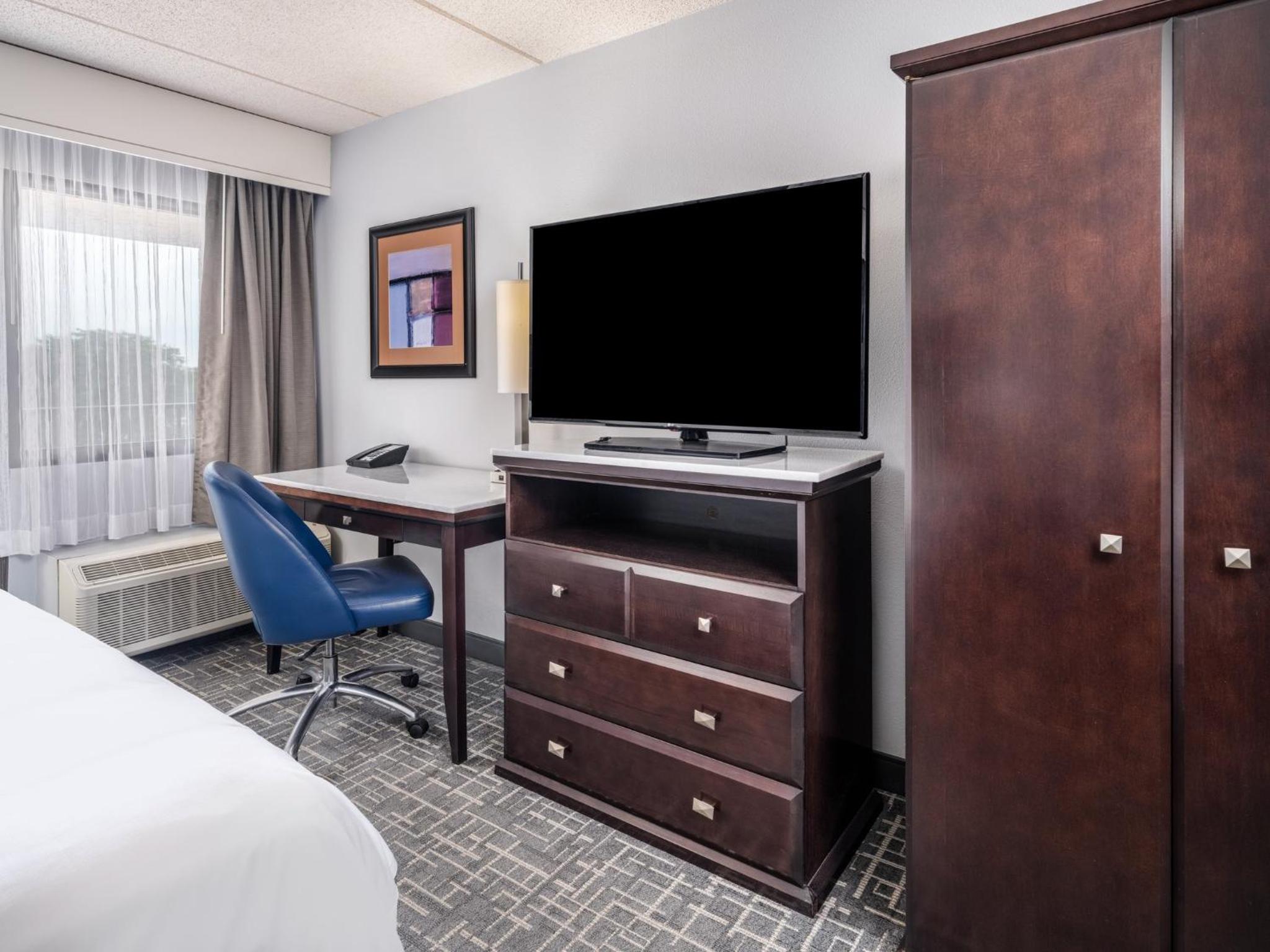 Standard Room with Two Queen Beds - Photo 6