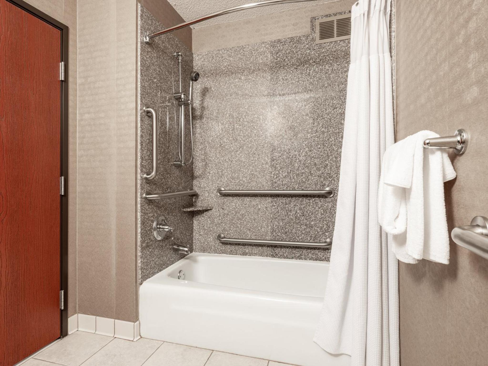 Standard King Room with Mobility Accessible Tub - Photo 4