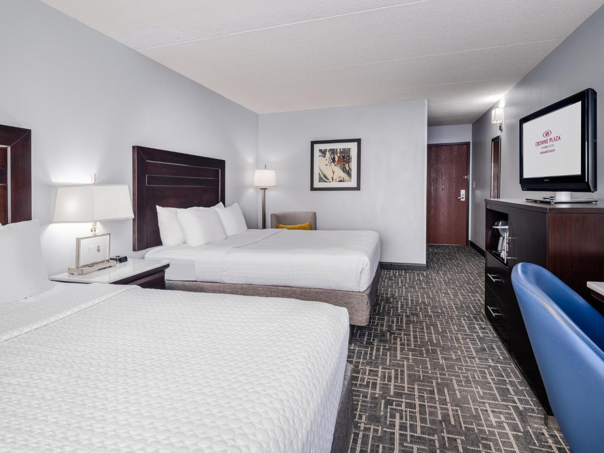Standard Room with Two Queen Beds - Photo 5
