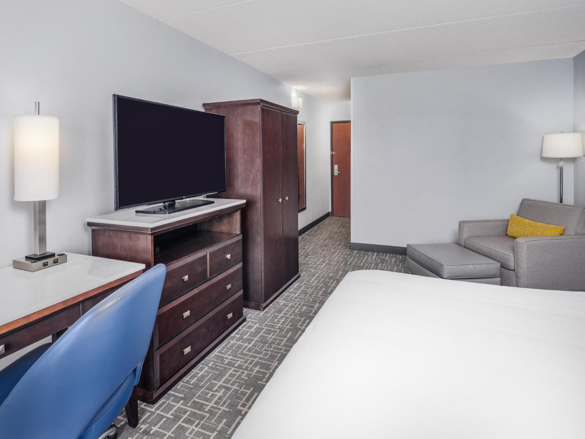 Standard King Room - Photo 6