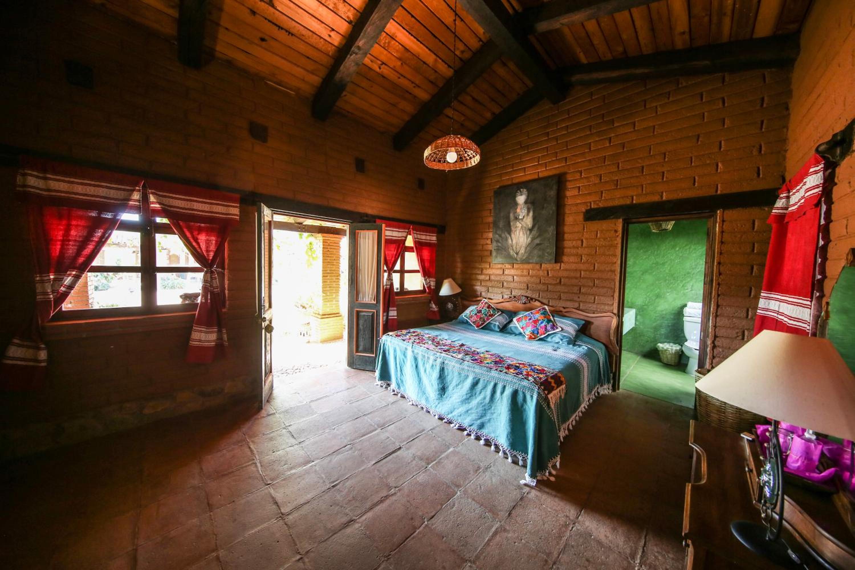 Deluxe Queen Room - Photo 4