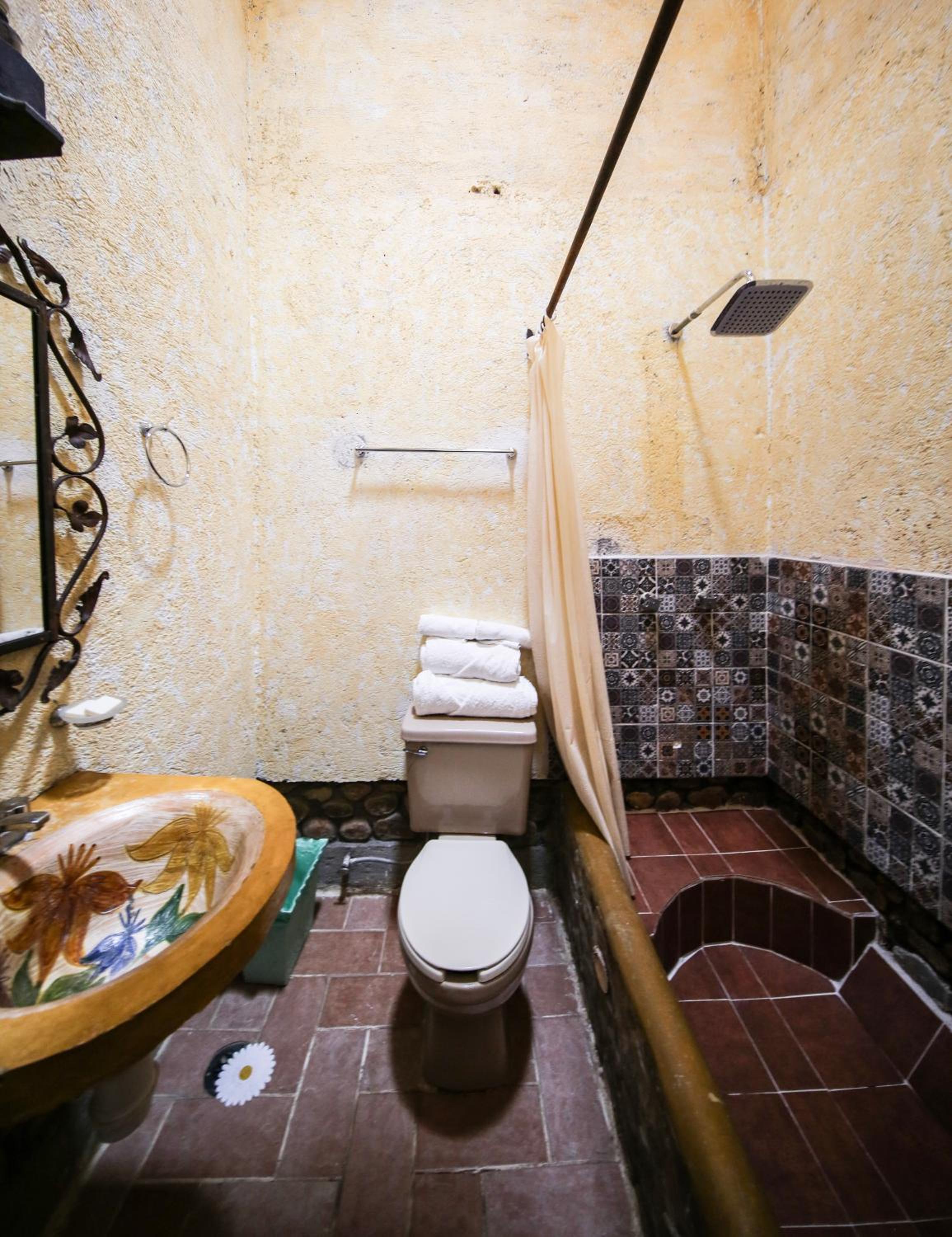 Deluxe Queen Room - Photo 10