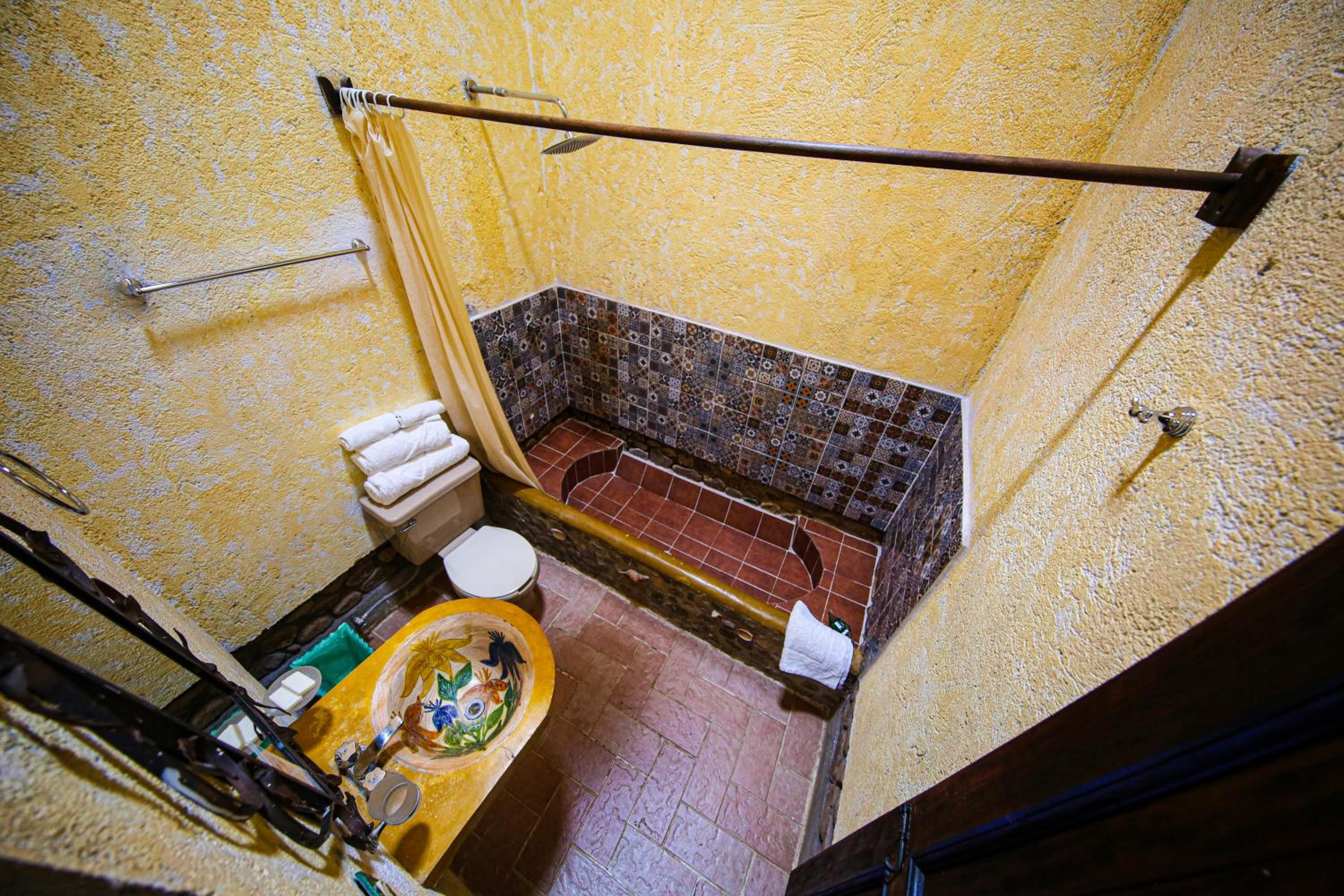 Deluxe Queen Room - Photo 9