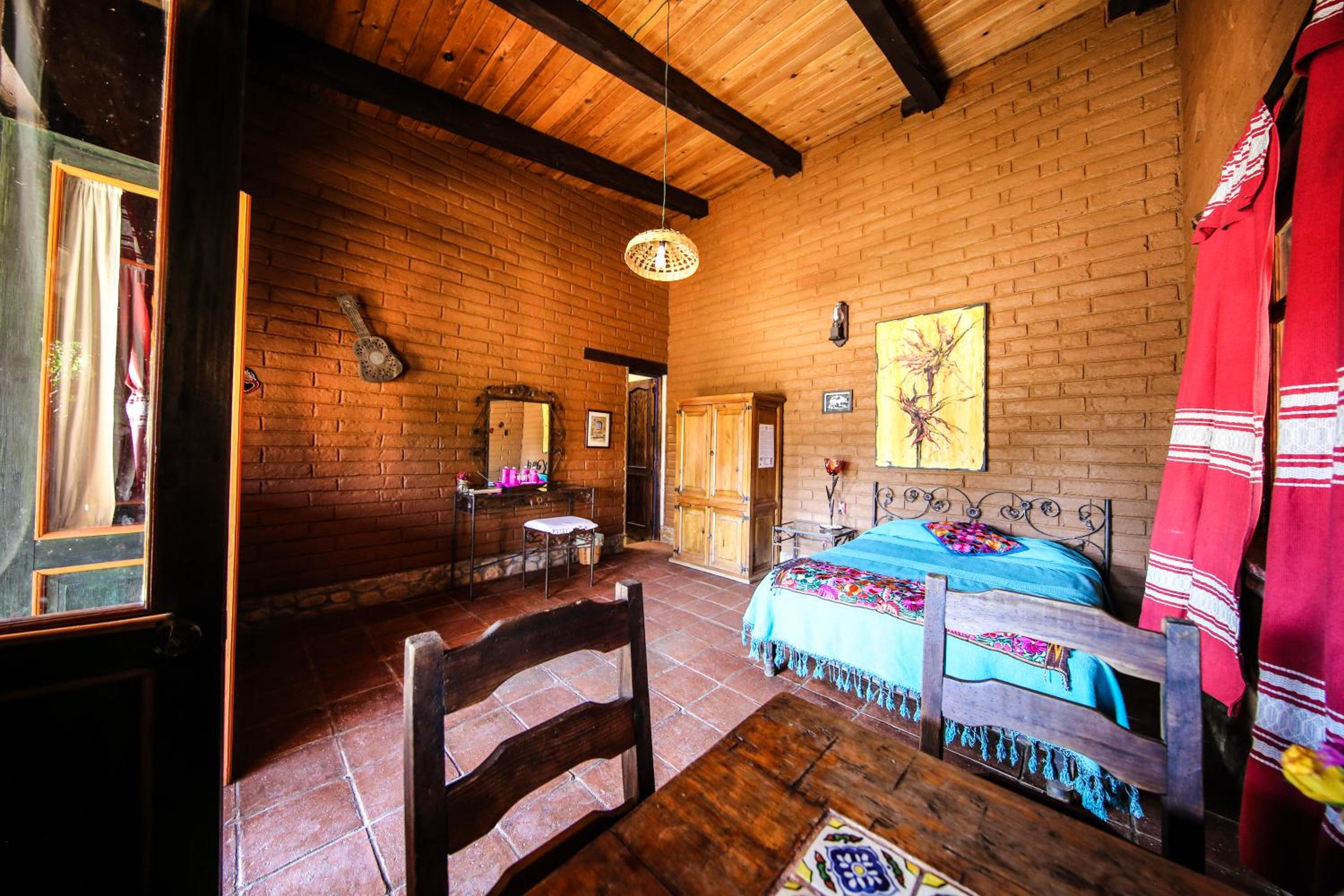 Deluxe Queen Room - Photo 8