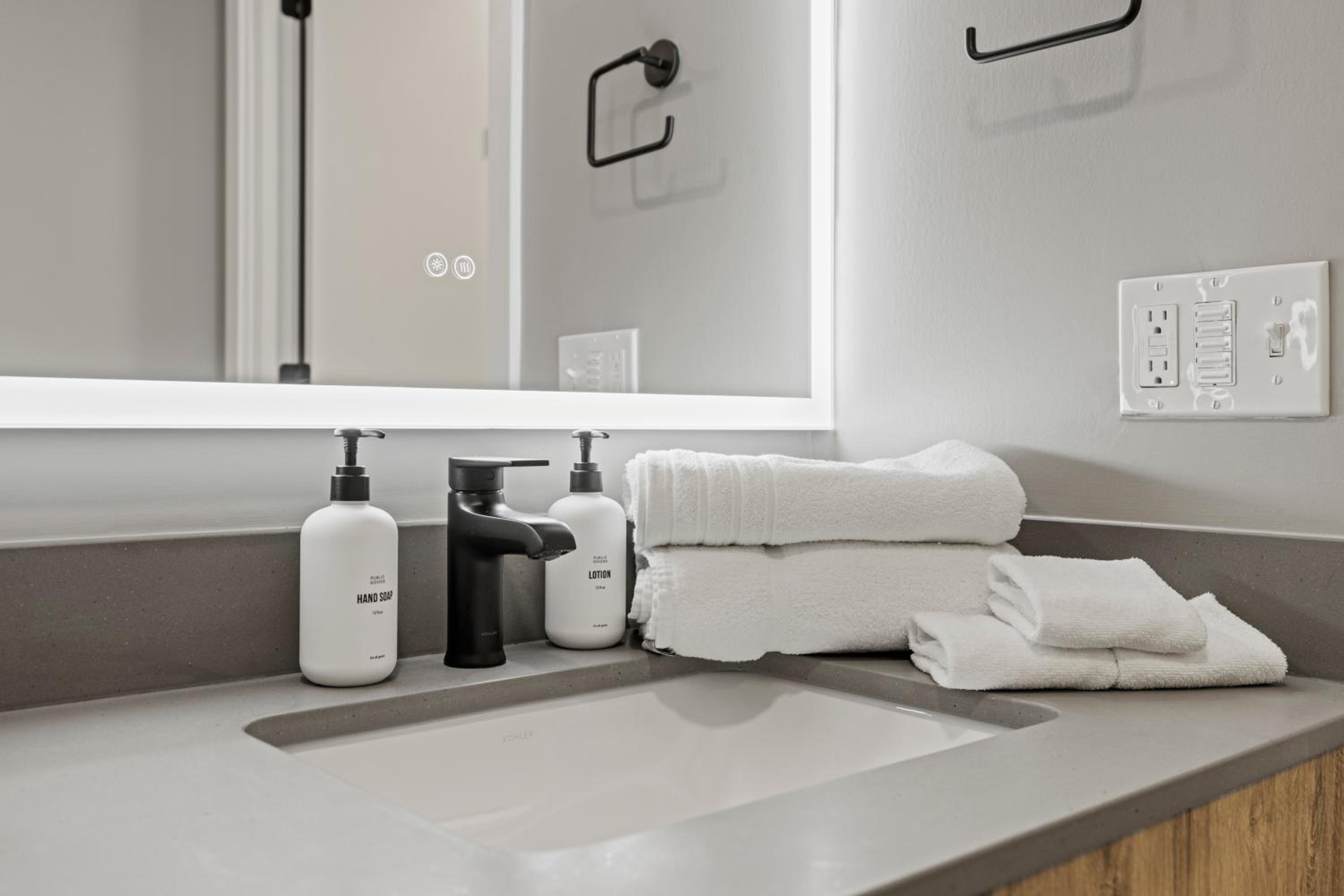 Premium One Bedroom Apartment with Den - Photo 19