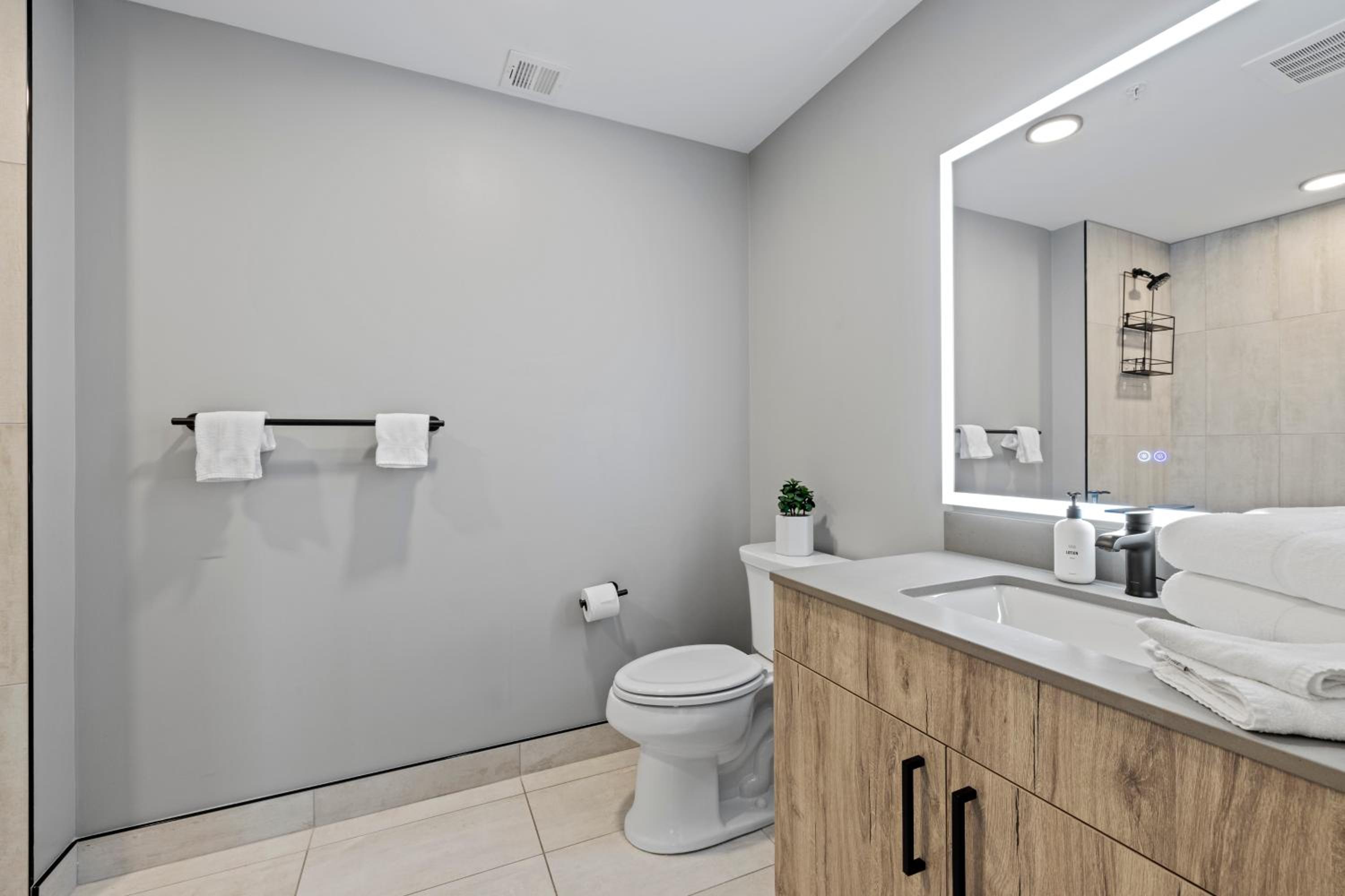 Two-Bedroom Apartment - Photo 16