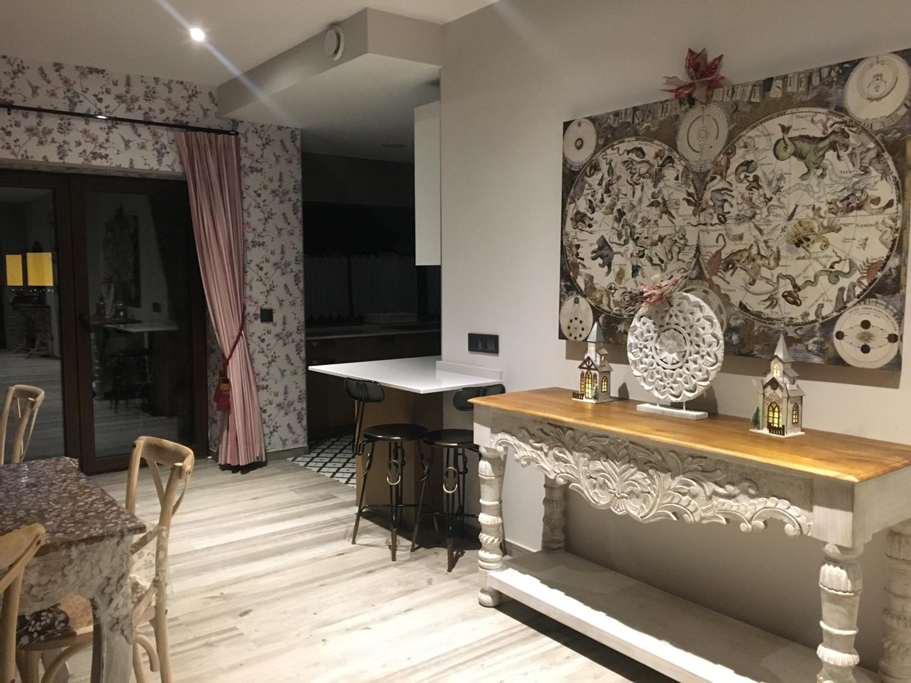 Six-Bedroom House photo 2