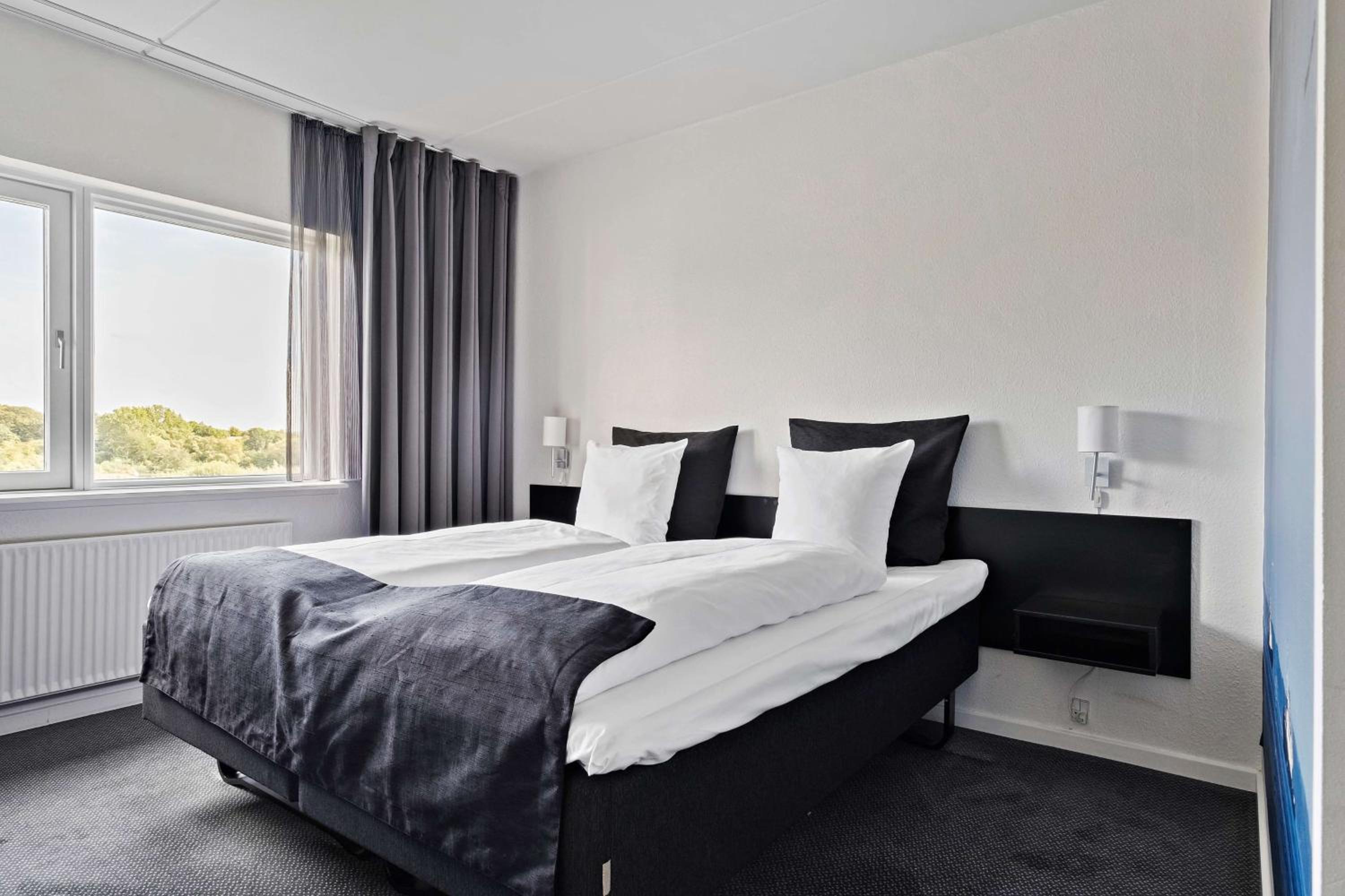 Standard Twin Room - Photo 1