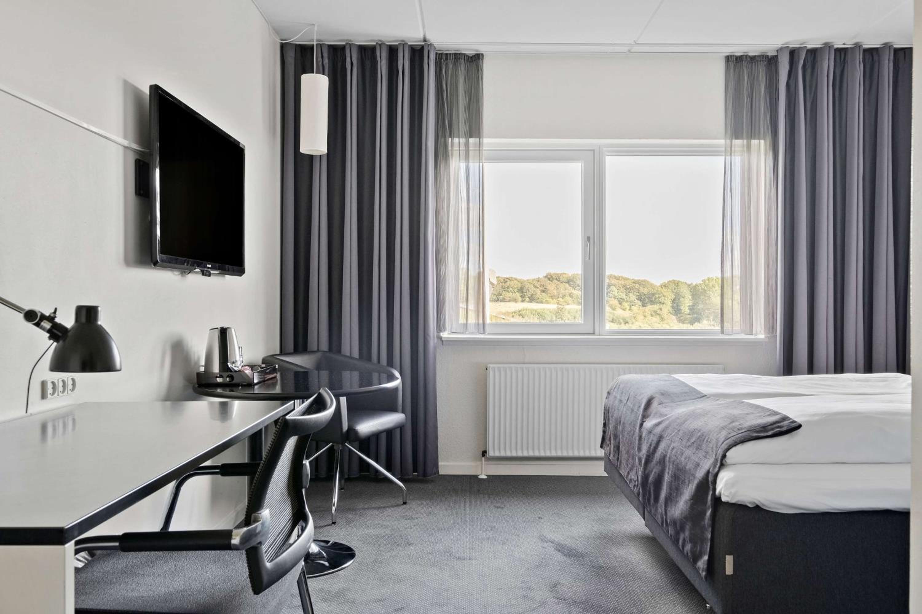 Standard Twin Room - Photo 6