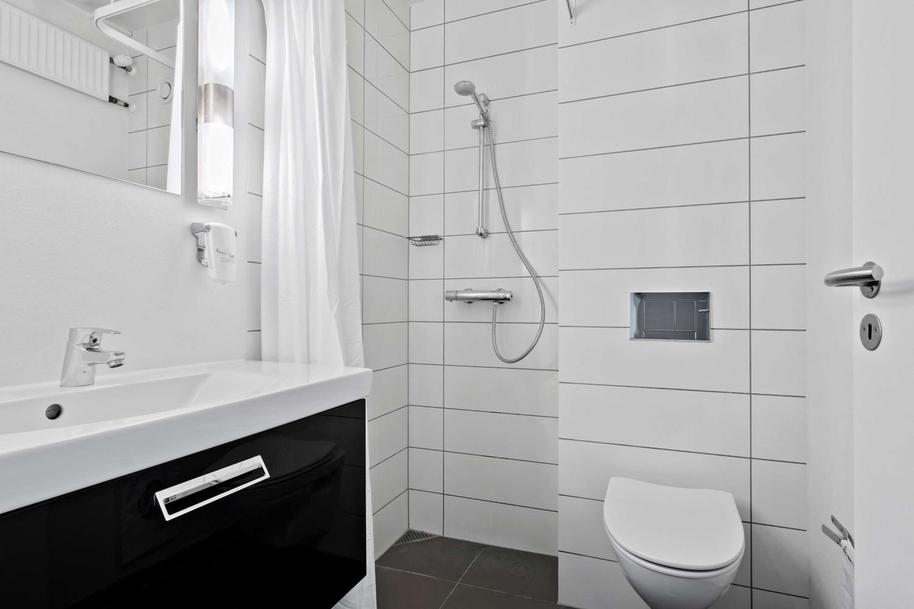 Standard Twin Room - Photo 8