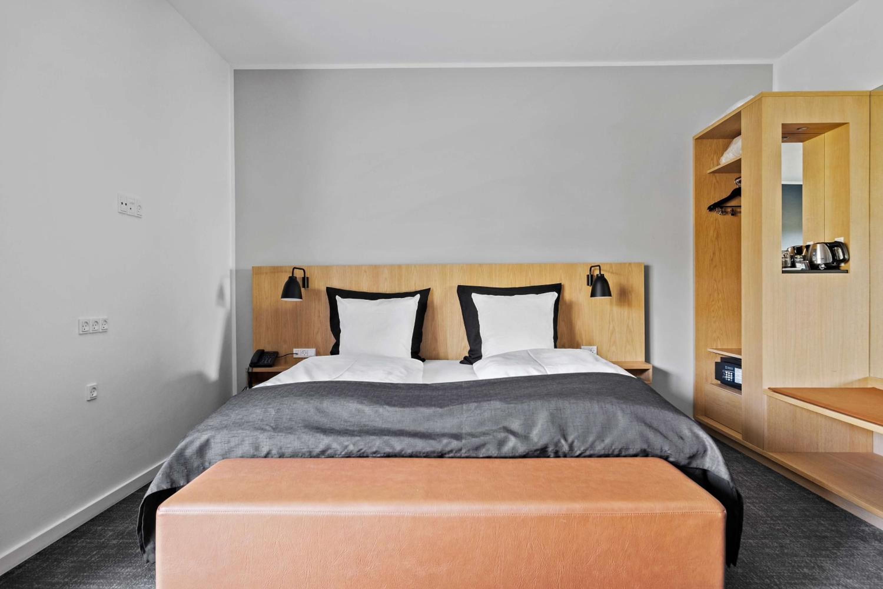 Premium King Room with Sofa Bed - Photo 1