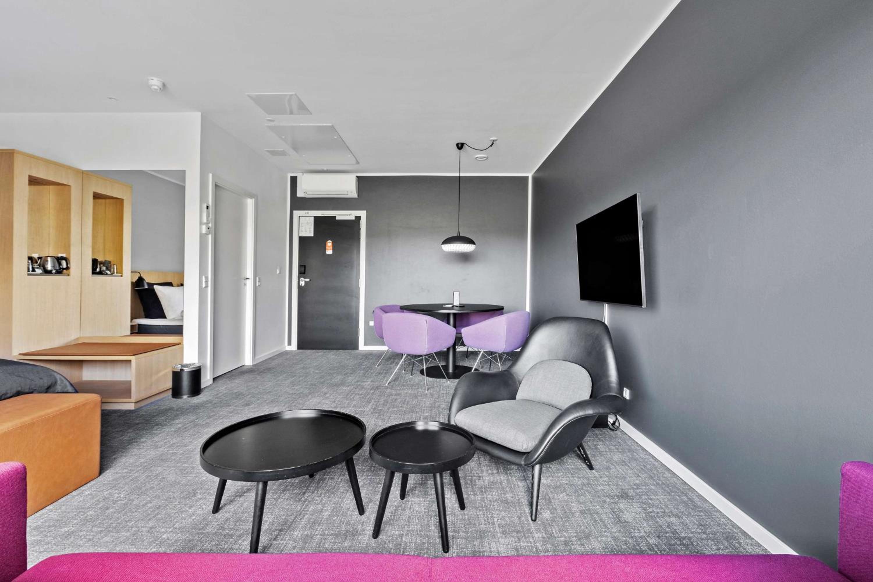 Premium King Room with Sofa Bed - Photo 6