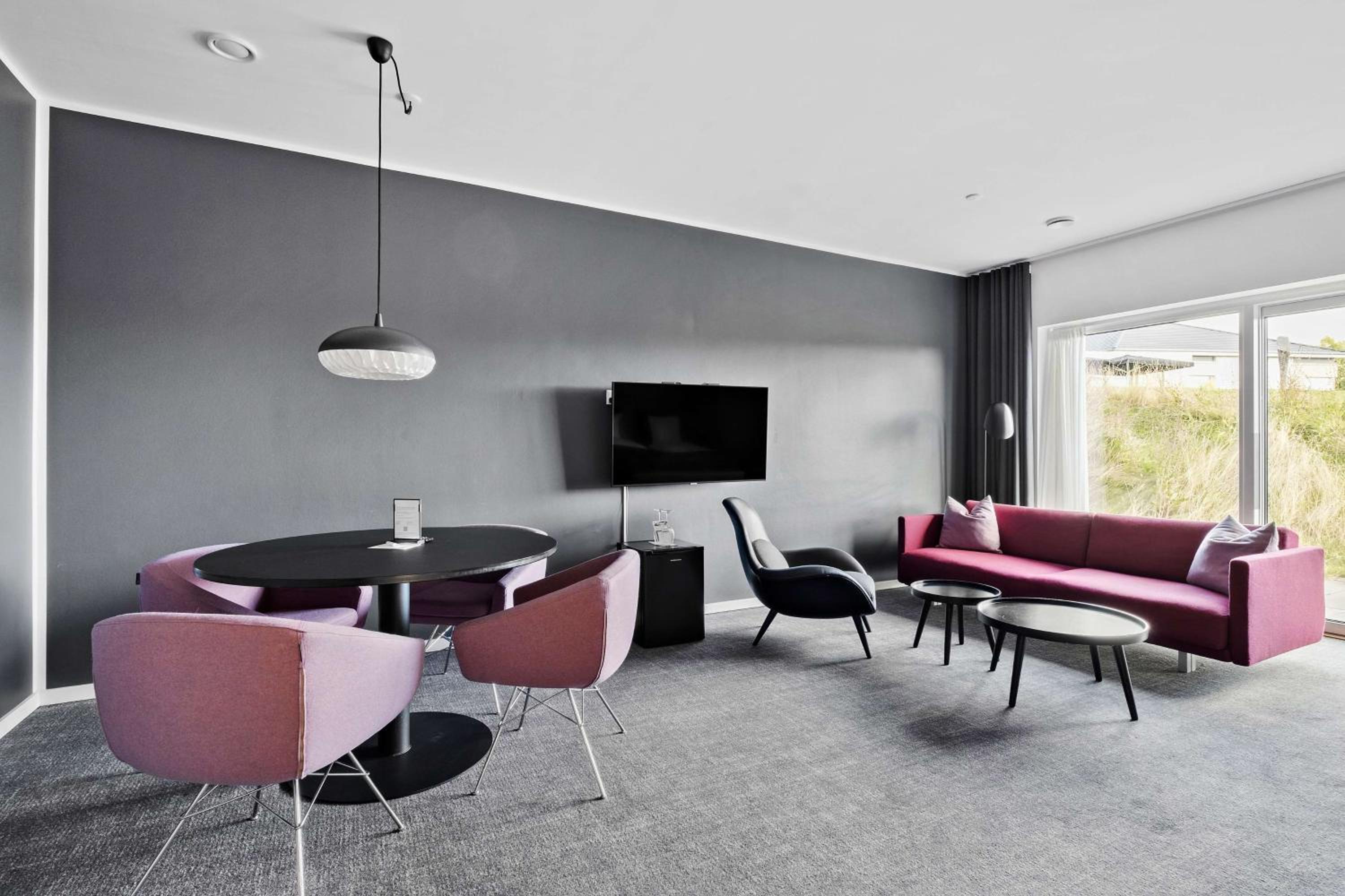 Premium King Room with Sofa Bed - Photo 5