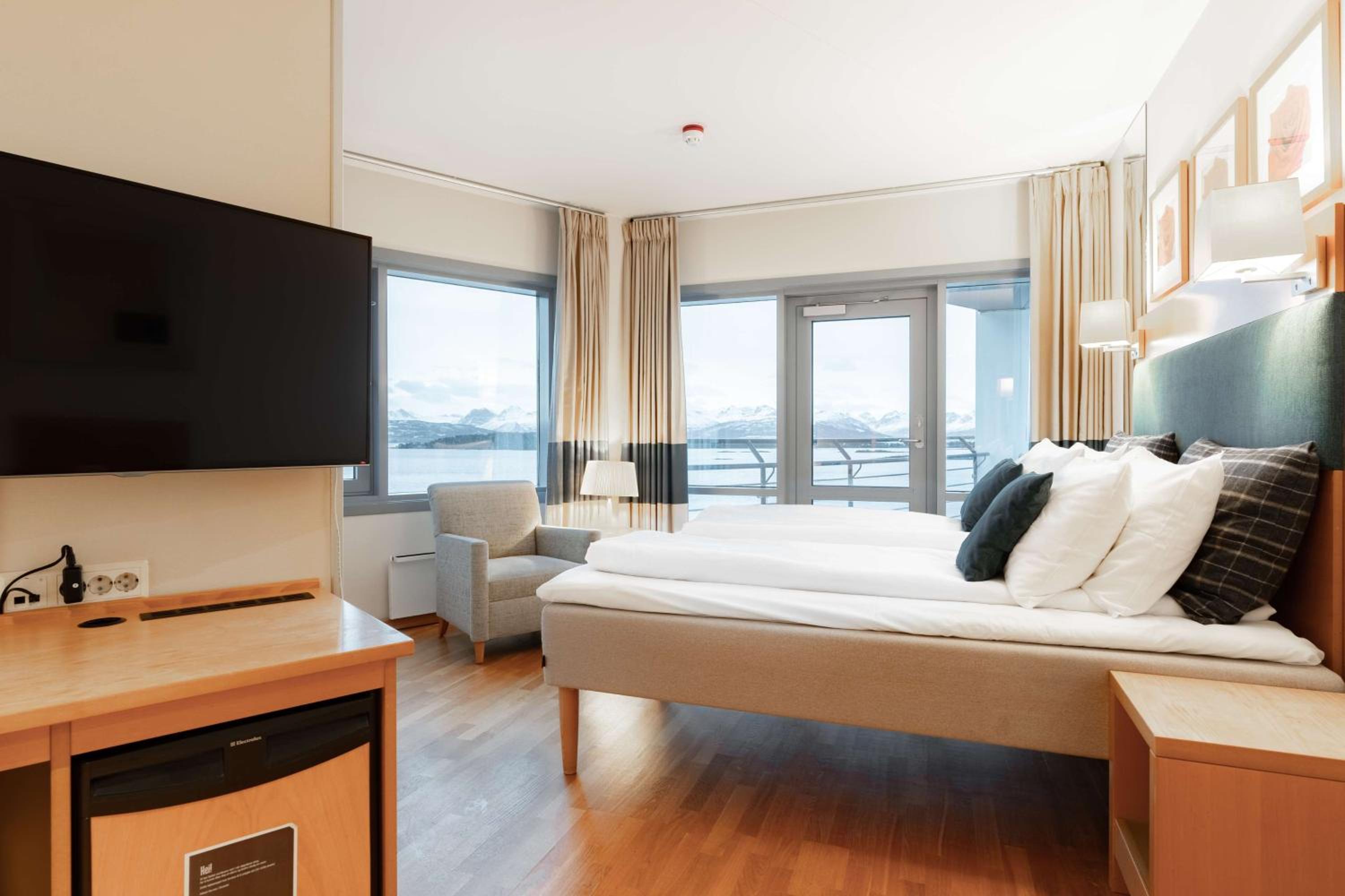 Superior King Room with Balcony - Photo 1