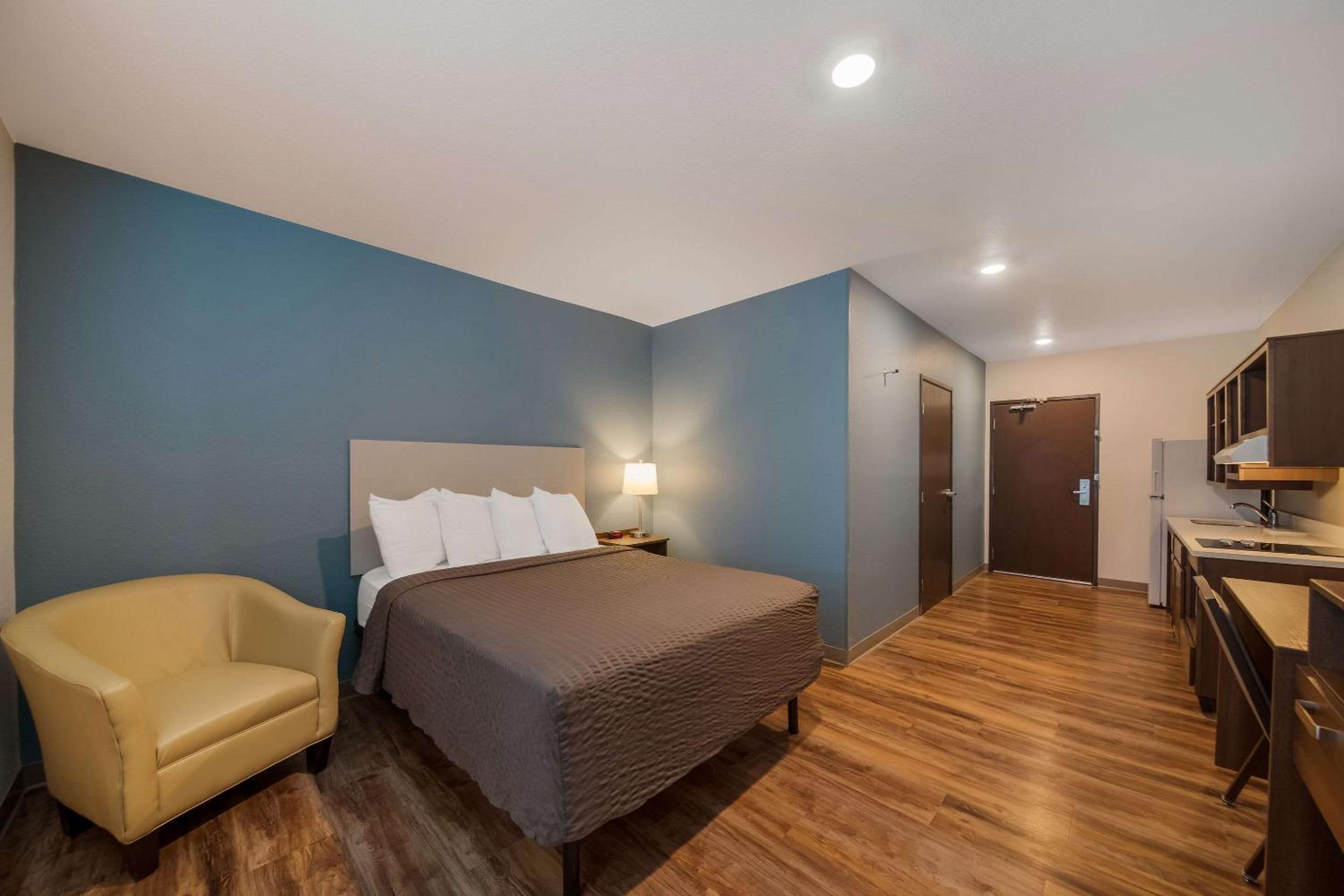 Queen Room with Tub - Accessible/Non Smoking - Photo 1