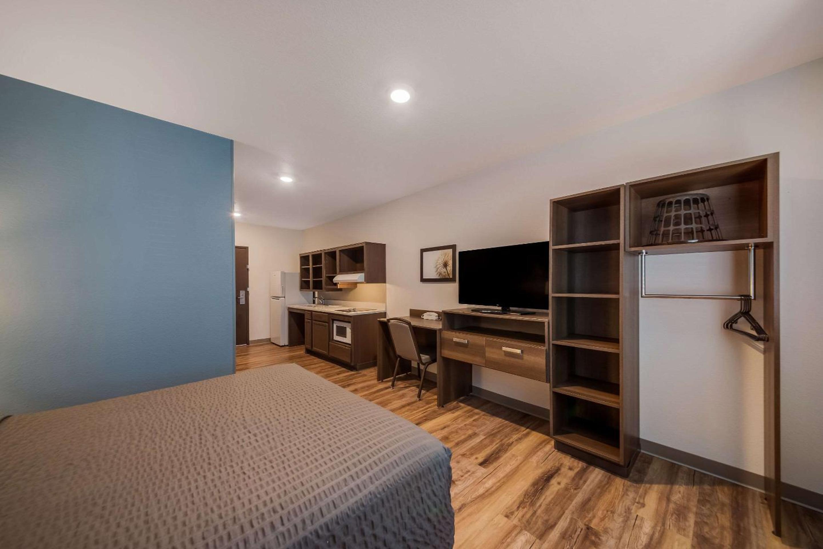 Queen Room with Tub - Accessible/Non Smoking - Photo 2