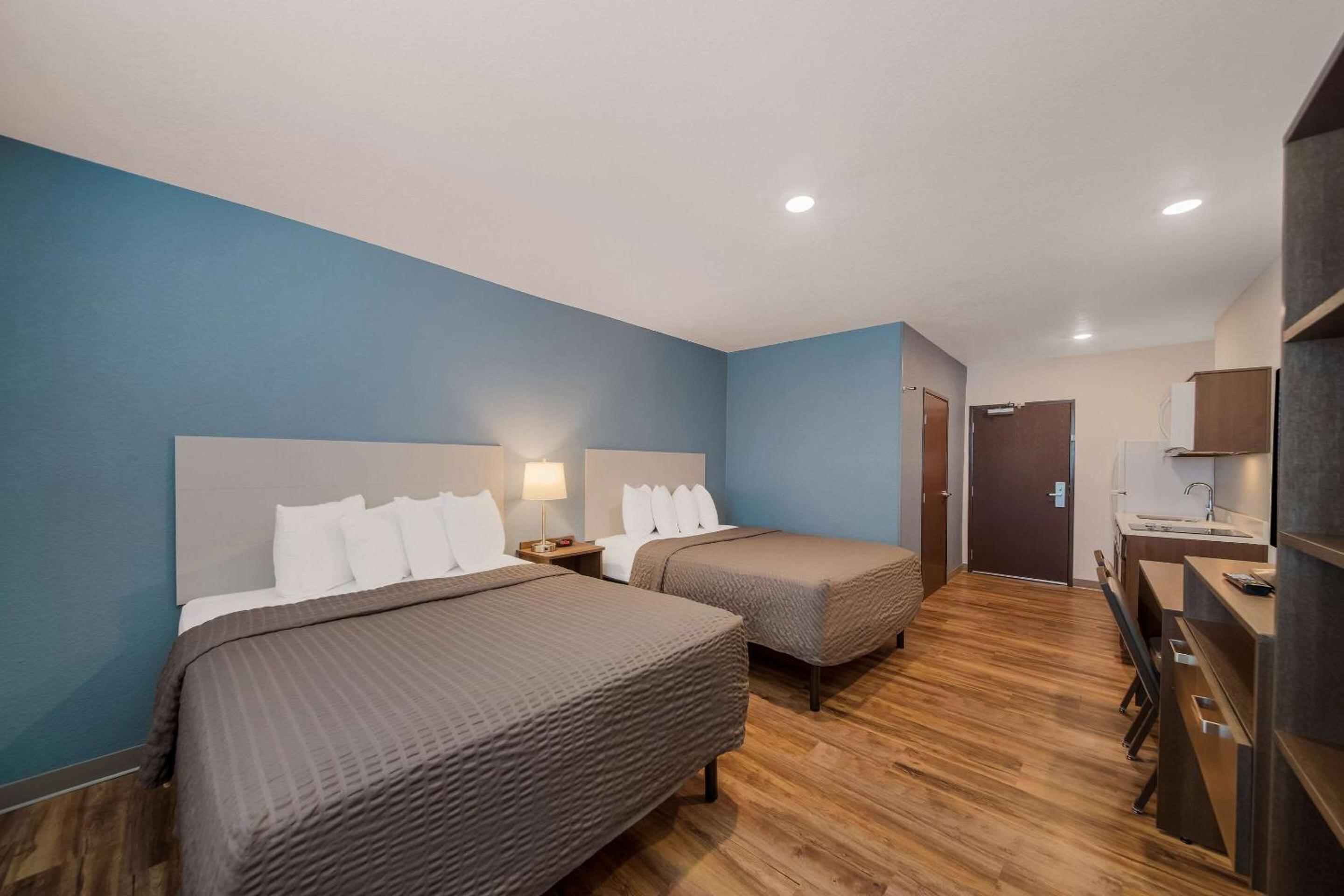 Standard Queen Room with Two Queen Beds - Non Smoking  - Photo 4