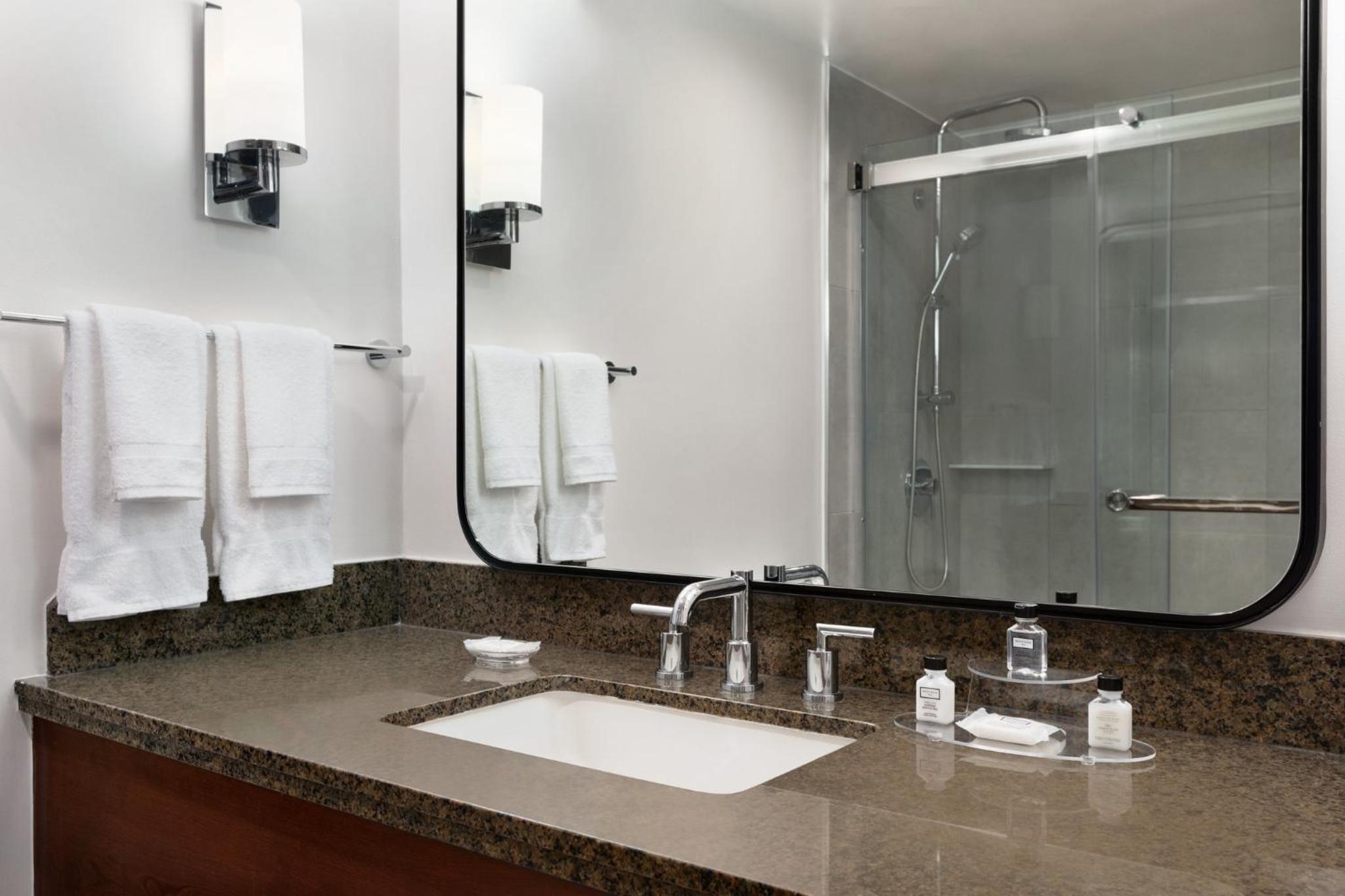 Standard King Room - Communications Accessible photo 2