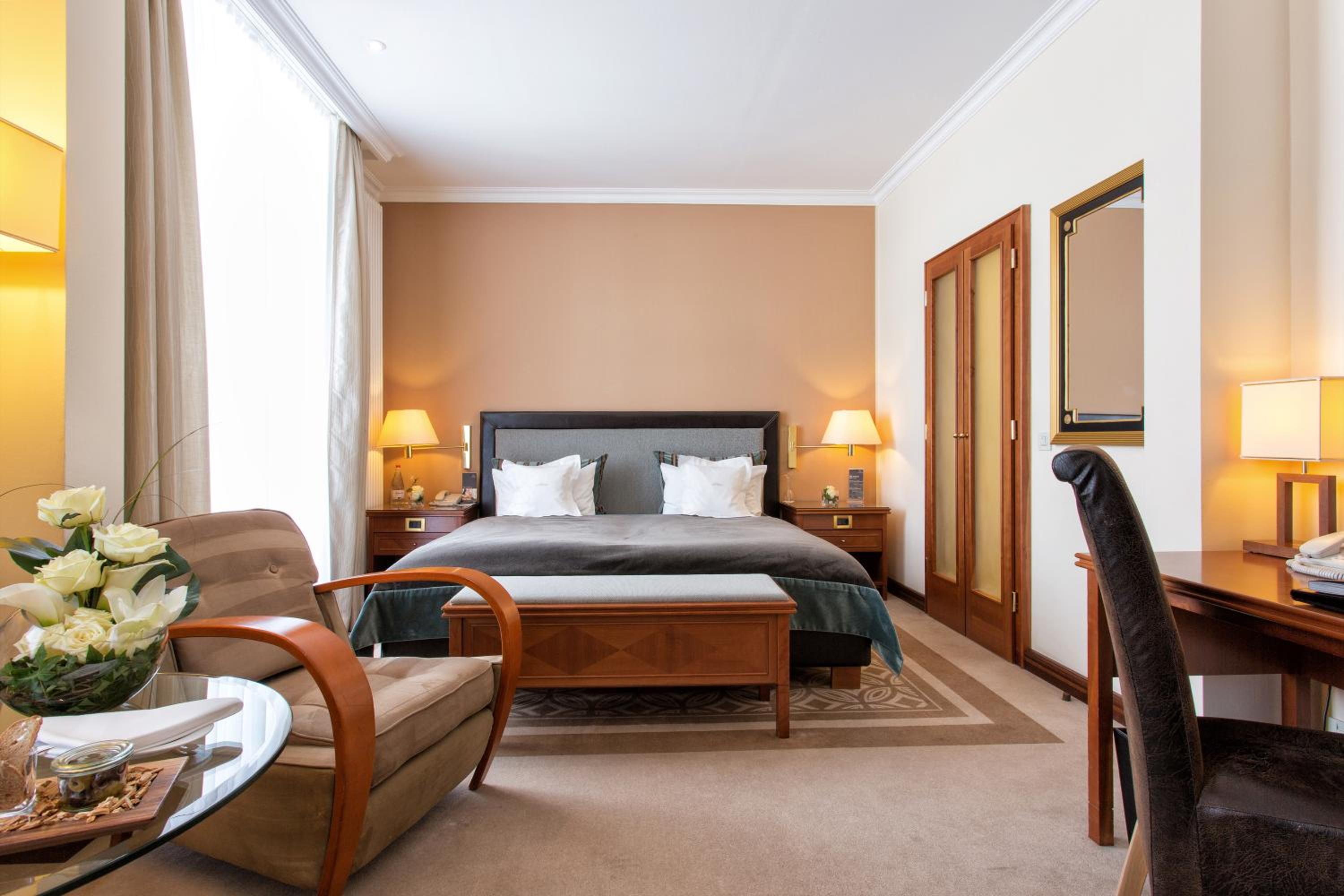 Executive Double Room thumbnail 6