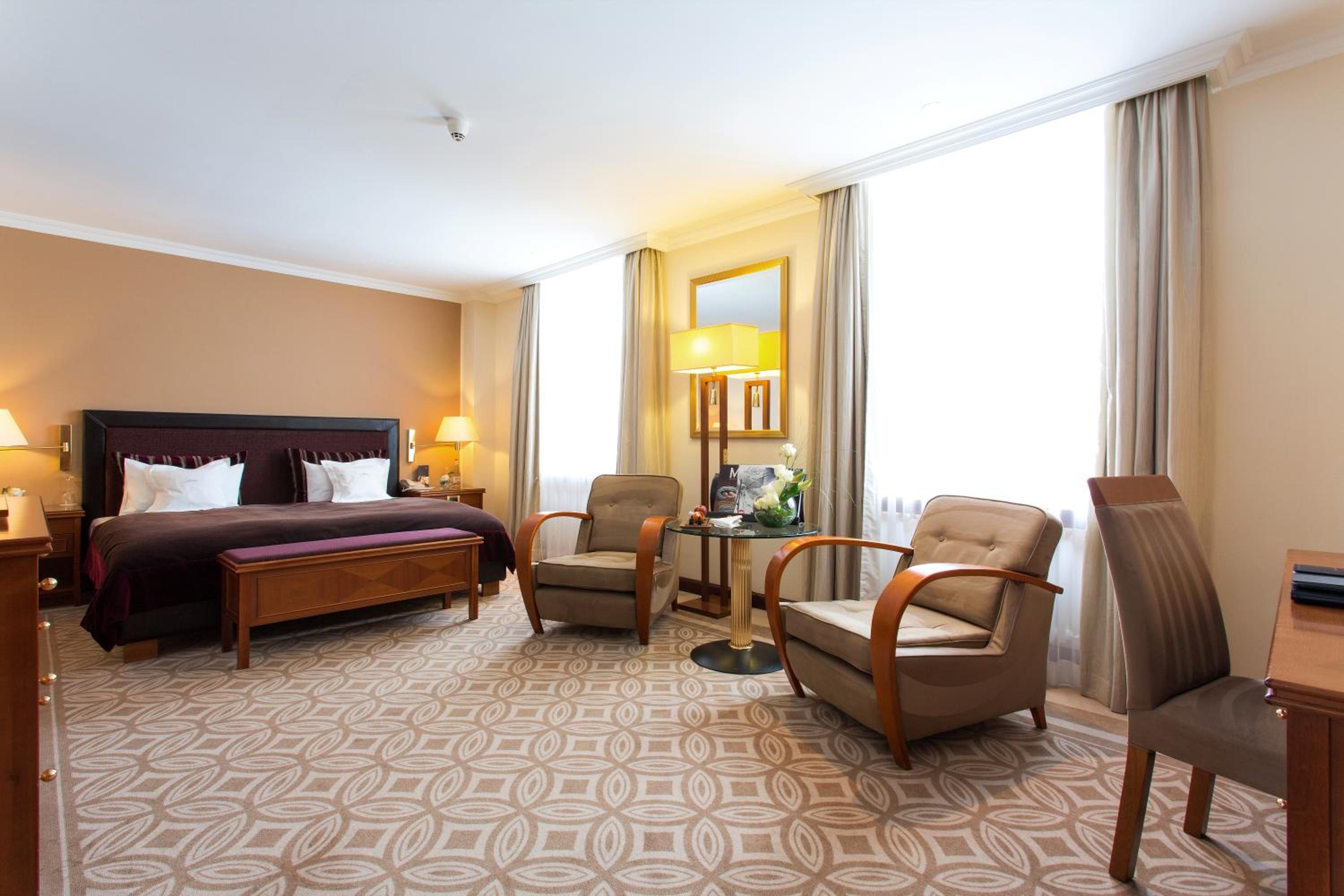 Executive Double Room thumbnail 5