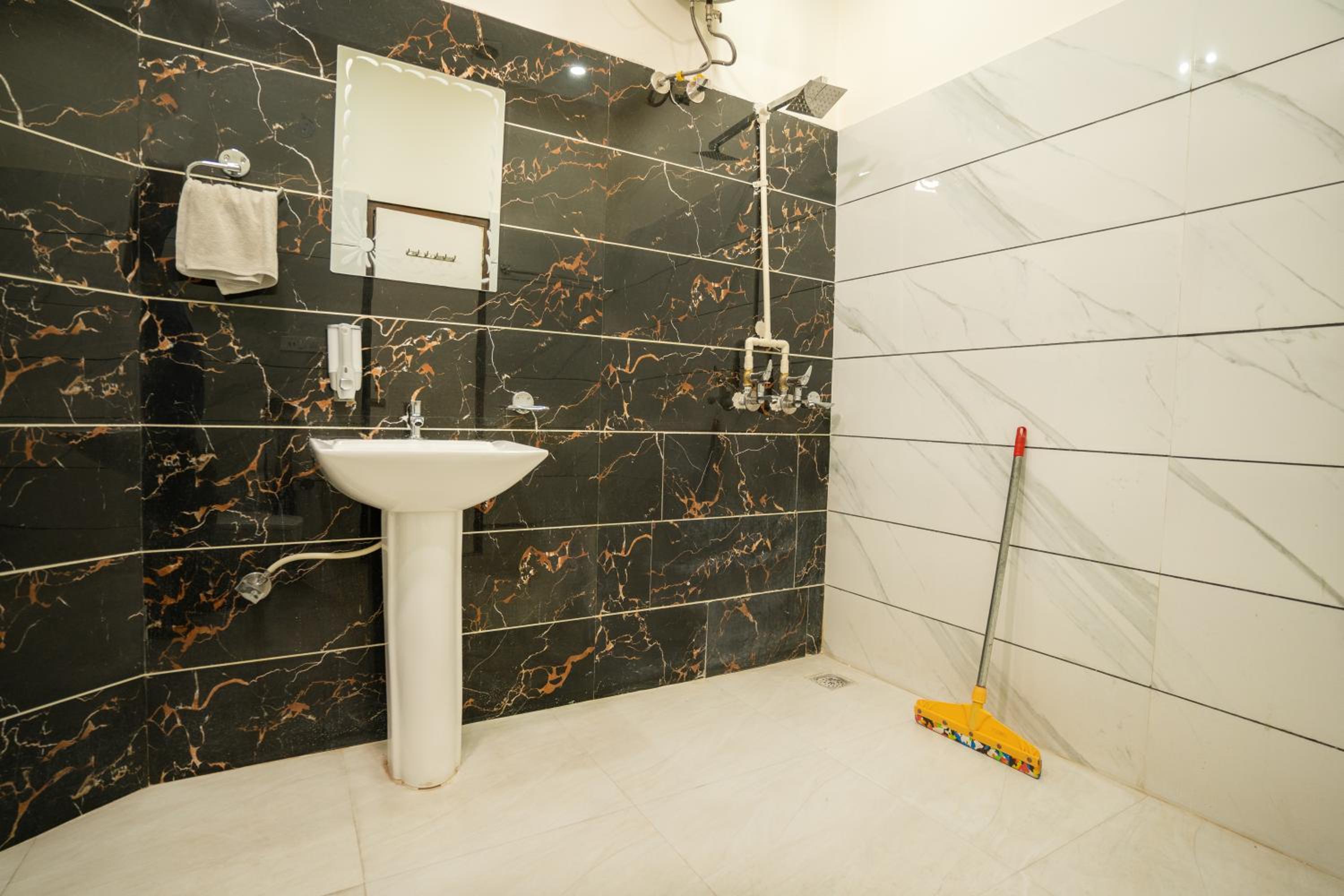 Deluxe Private A/C Room with Ensuite Bathroom - Photo 5