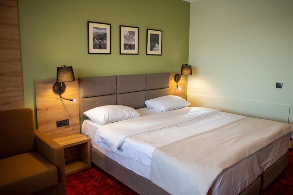 Double or Twin Room with Balcony - Photo 9