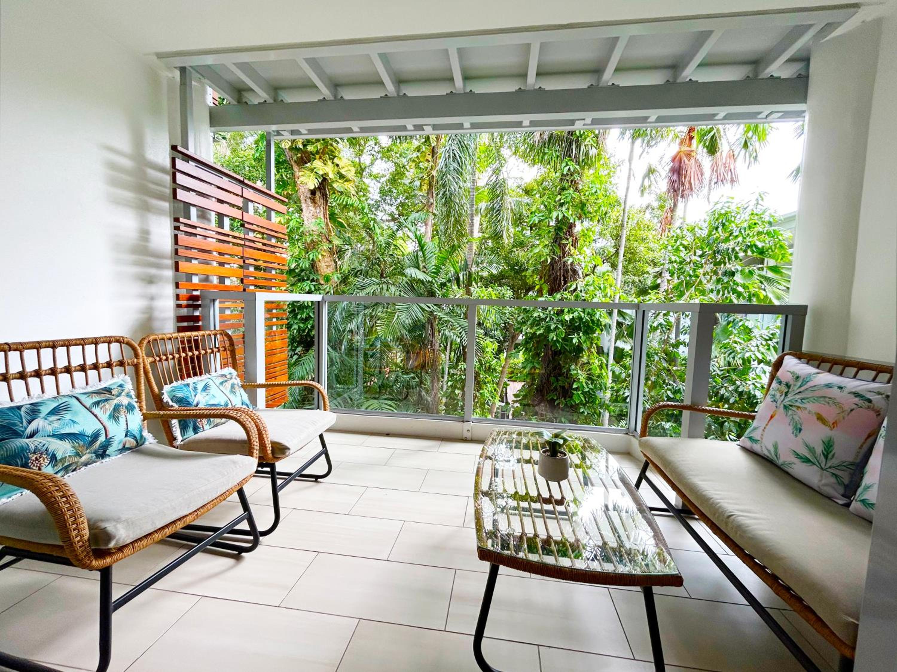 Apartment with Pool View