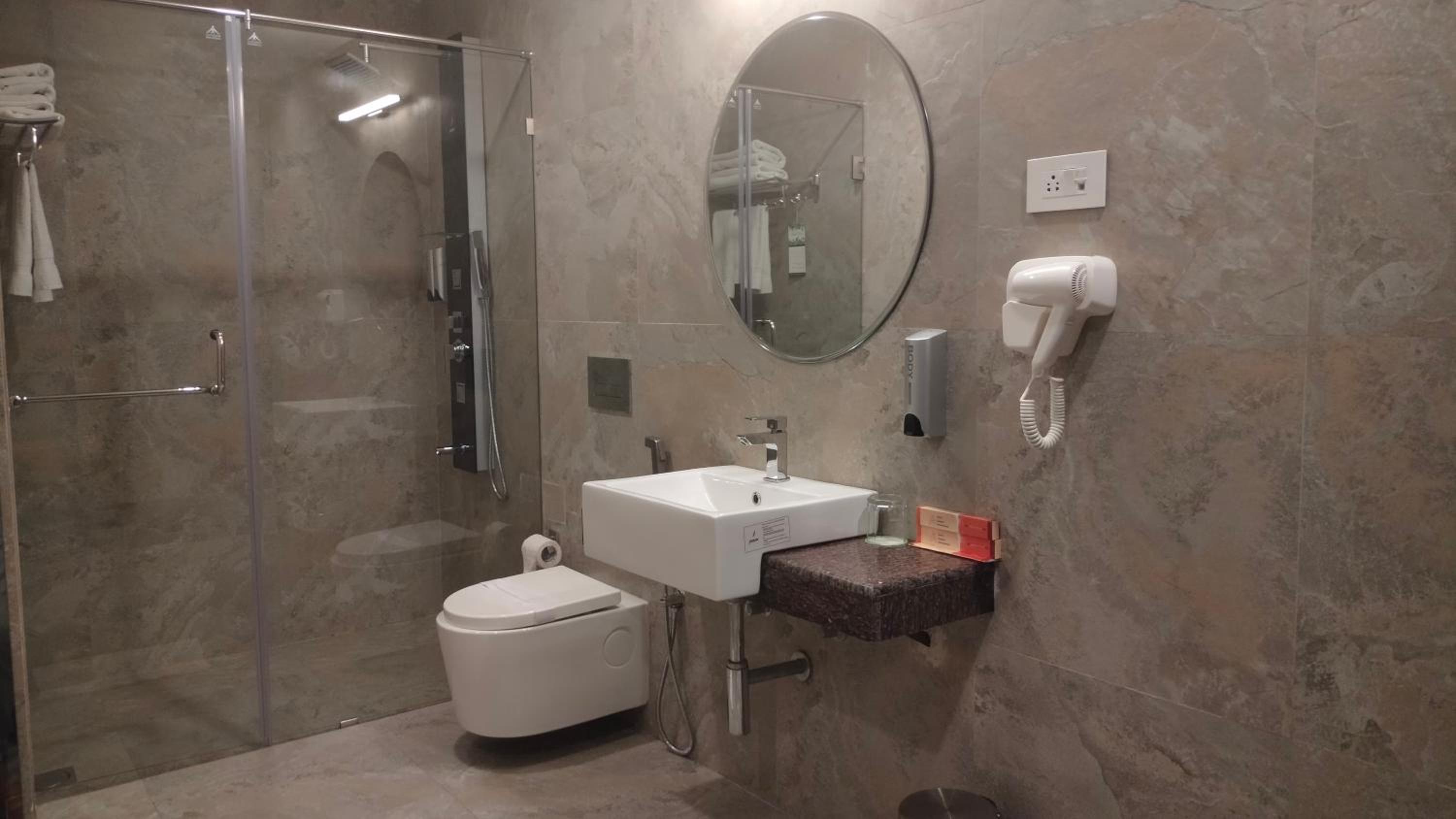 King Suite - Photo 2