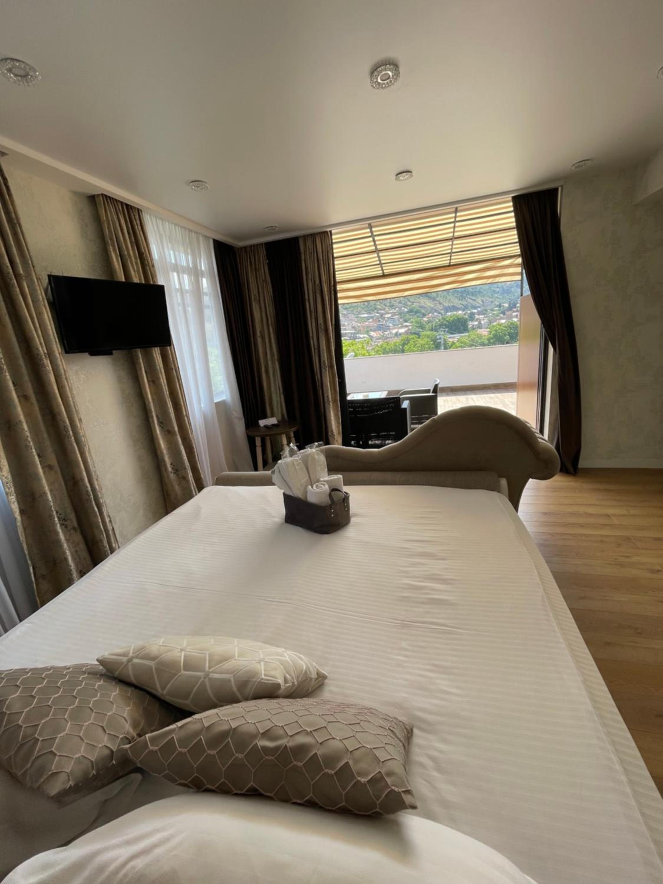 King Suite with Balcony - Photo 10