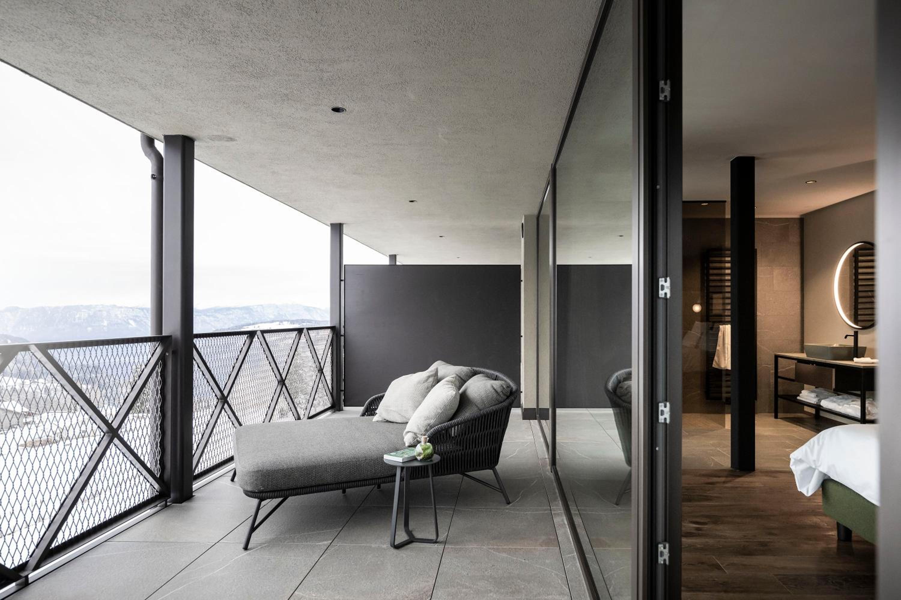 Apartment with Balcony - Photo 4