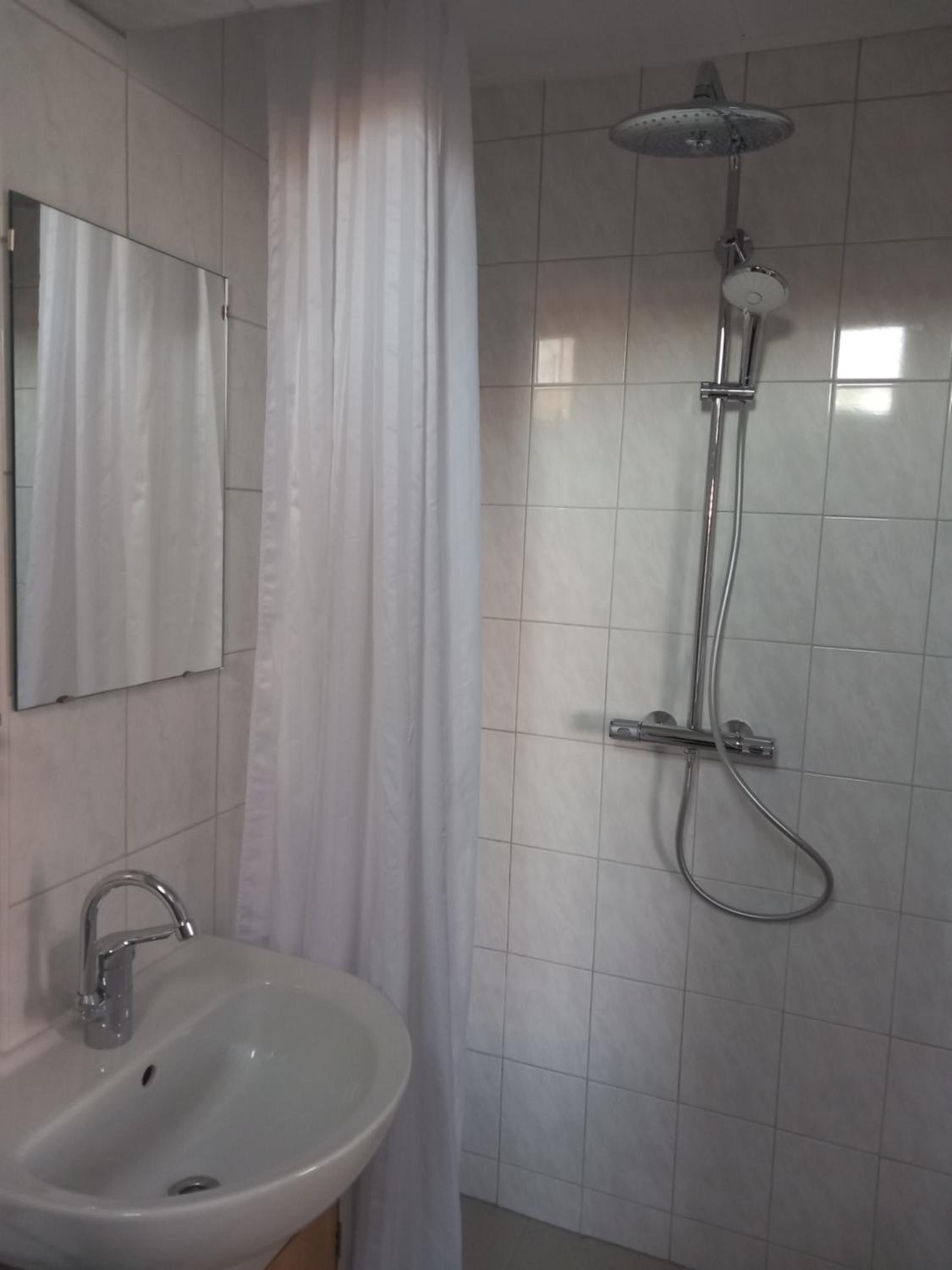 Family Room with Private Bathroom - Photo 5