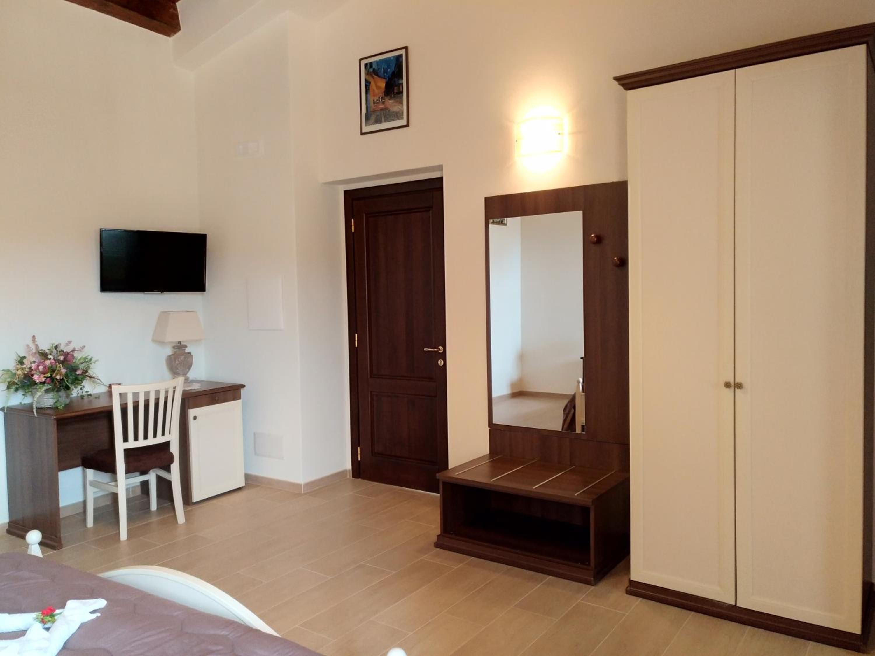 Queen Room with Pool View photo 2