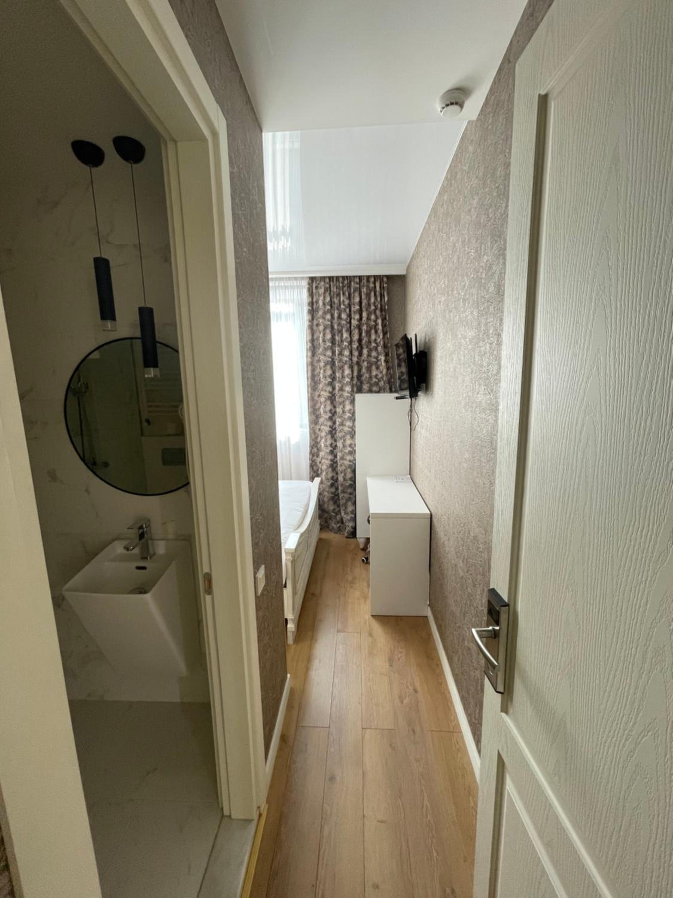 Budget Double Room - Photo 6
