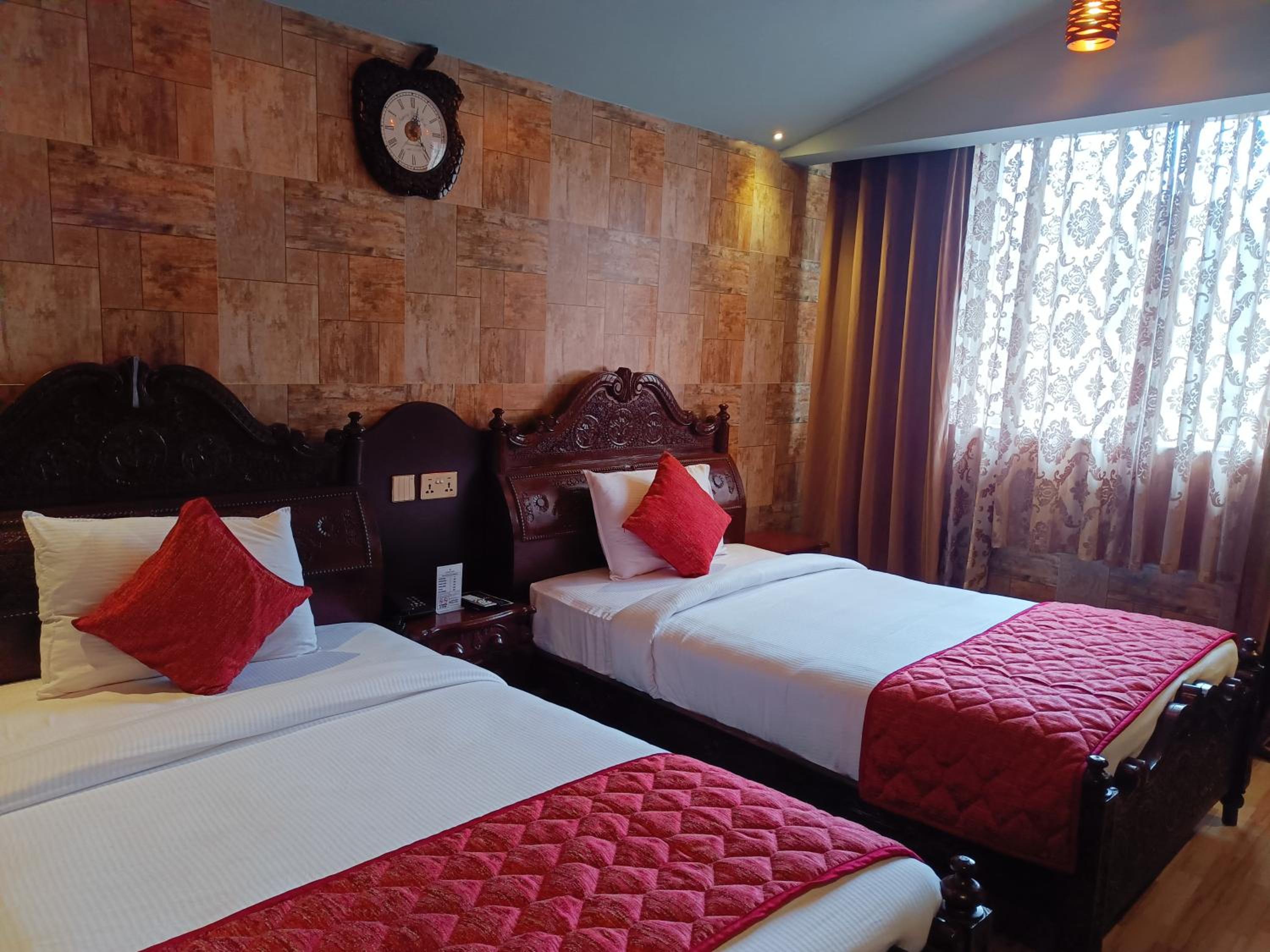 Deluxe Double Room (2 Adults + 1 Child) photo 3