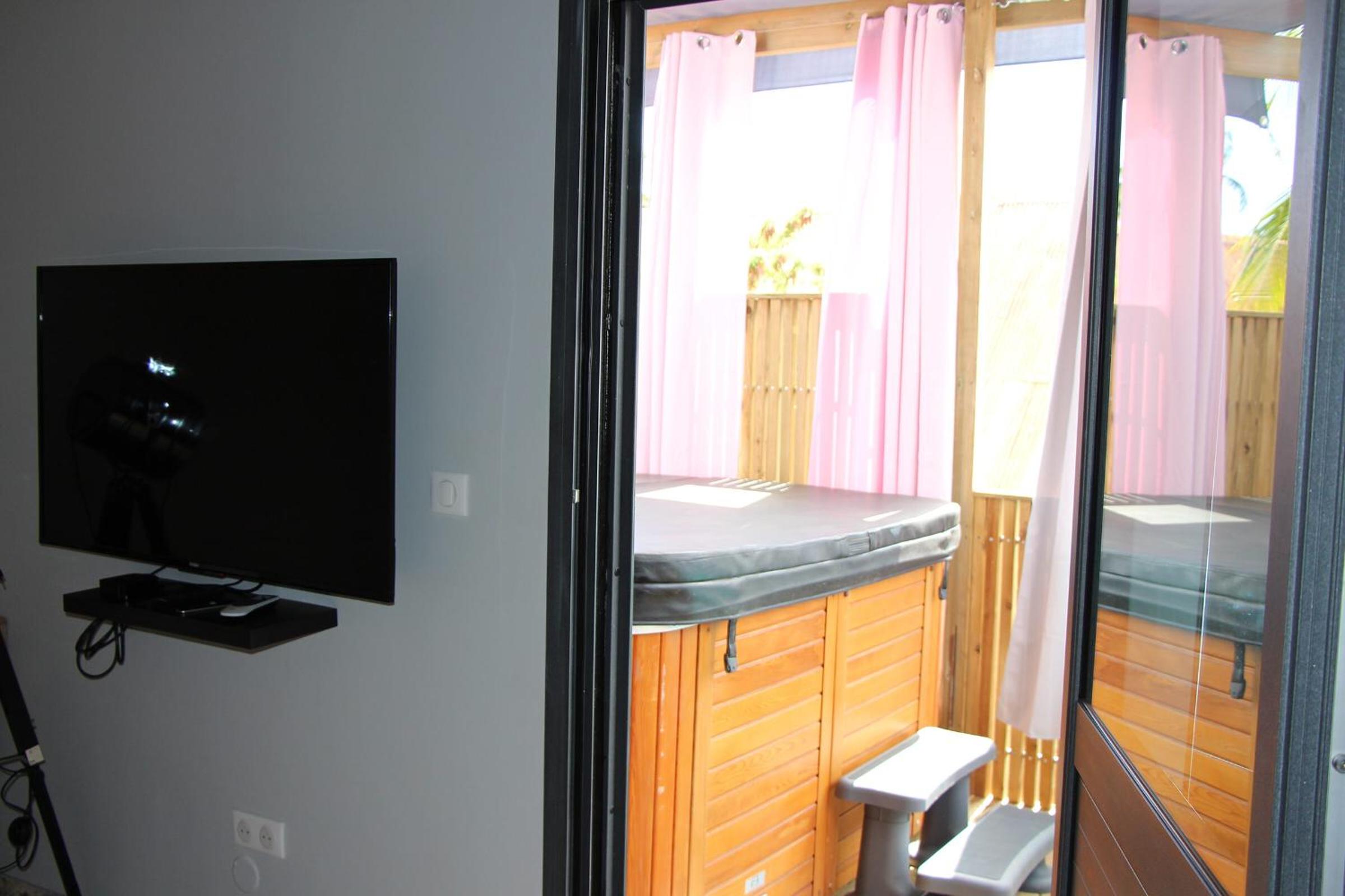 Two-Bedroom Apartment with Mountain View photo 2