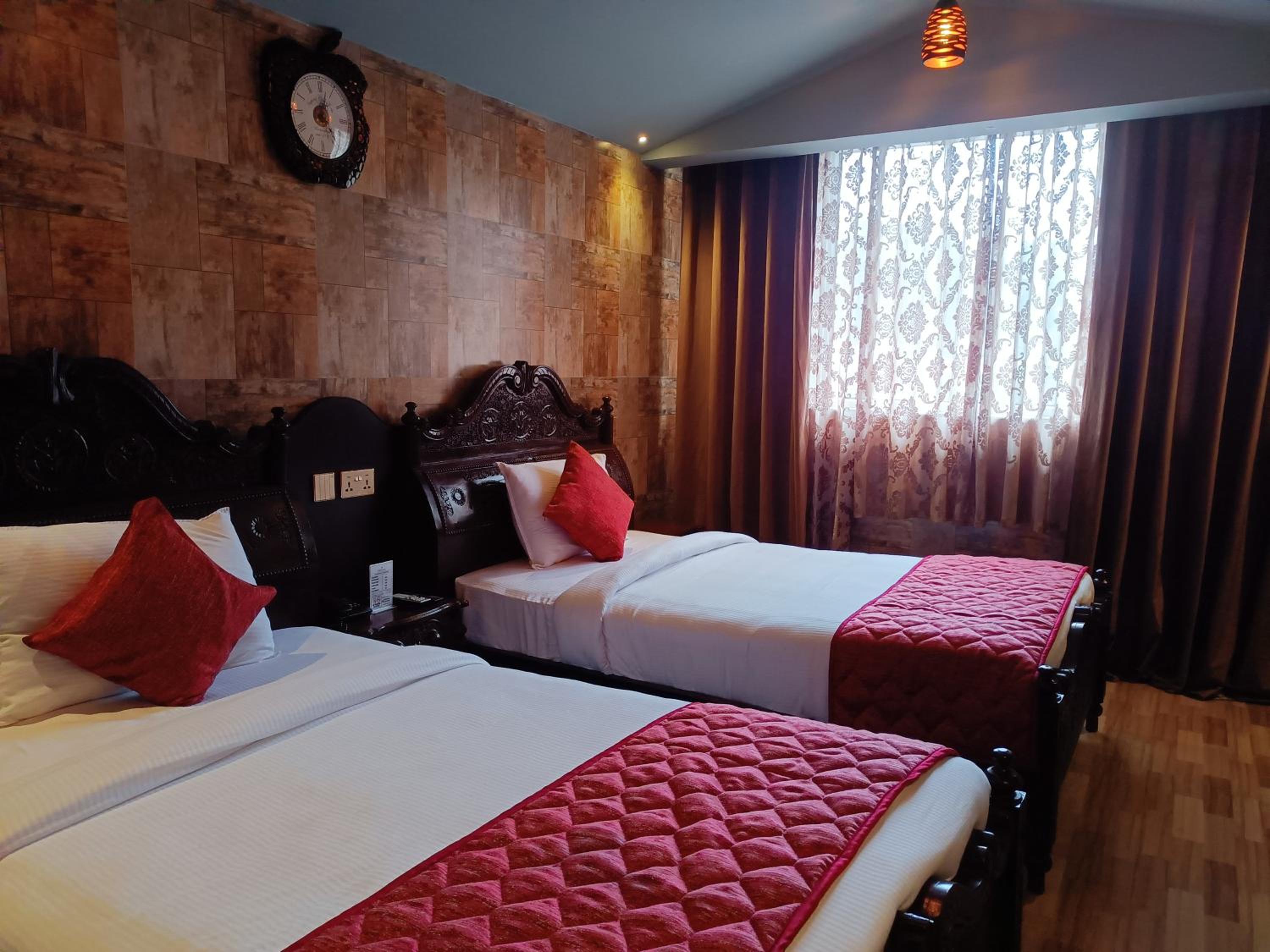 Deluxe Double Room (2 Adults + 1 Child) photo 2