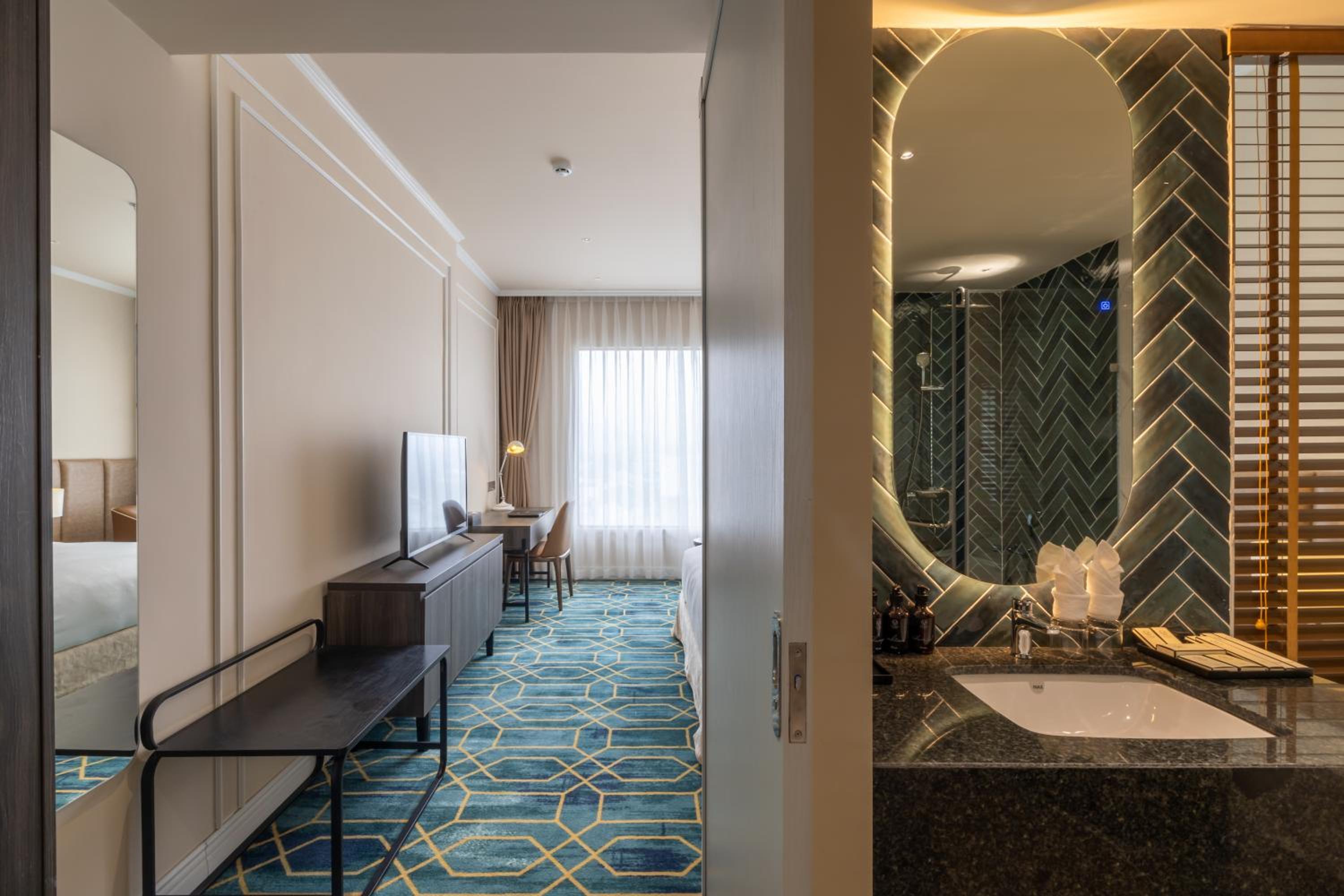Deluxe Double Room + Free Shuttle Bus To City Center - Photo 3