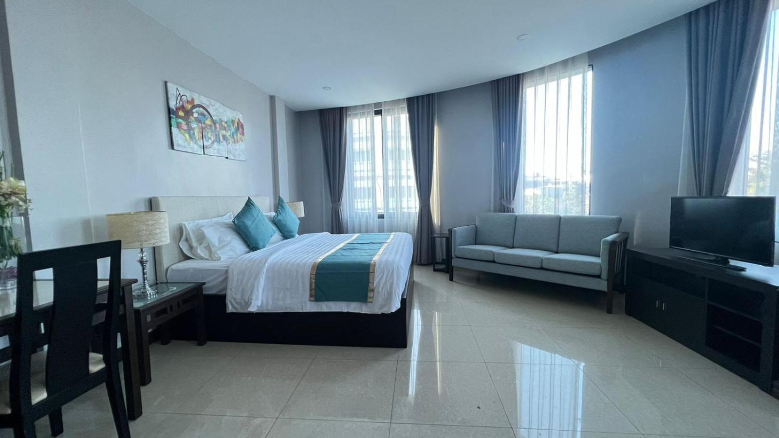 Deluxe King Room - Photo 2