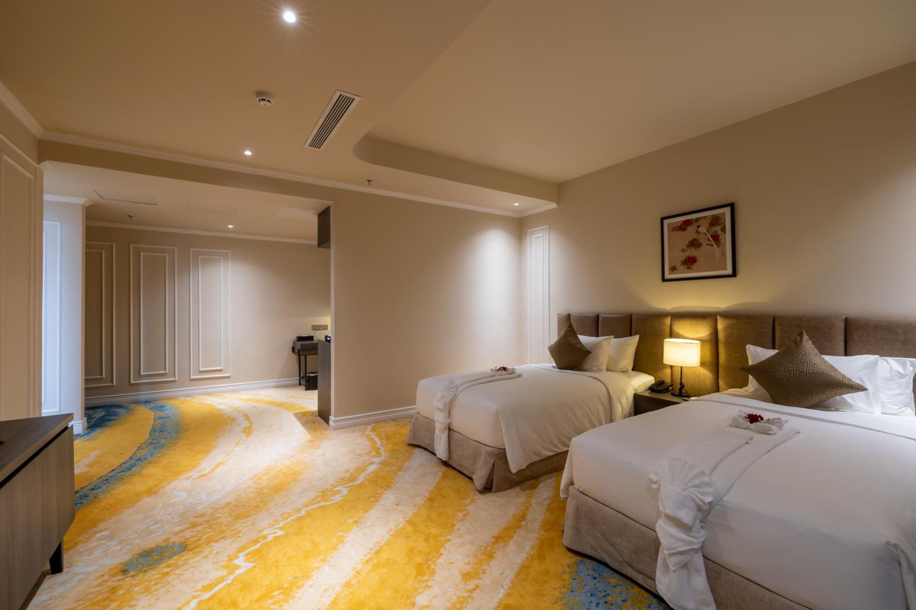 Premier Twin Room with Balcony + Free Shuttle Bus To City Center - Photo 8