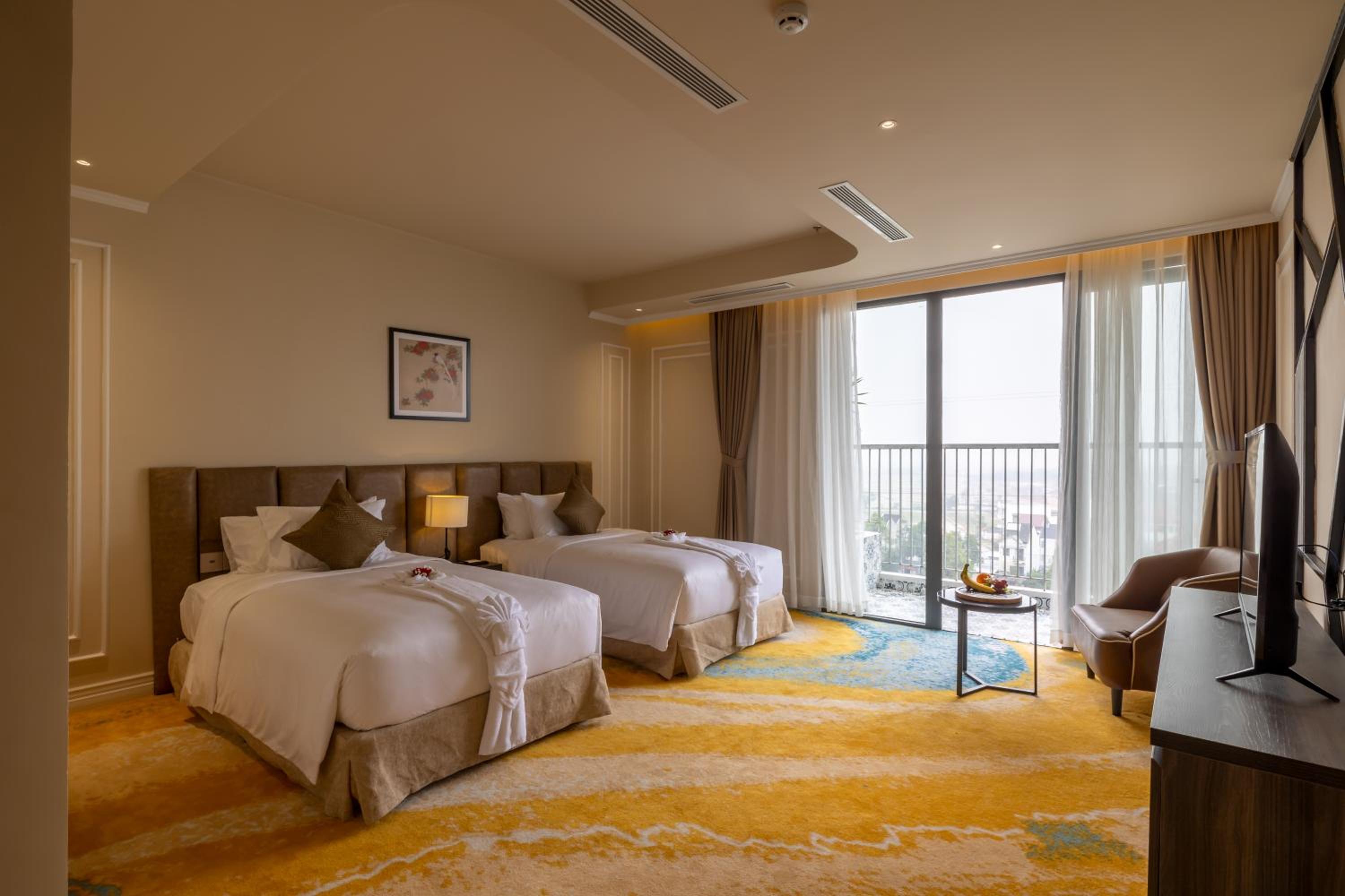 Premier Twin Room with Balcony + Free Shuttle Bus To City Center - Photo 3