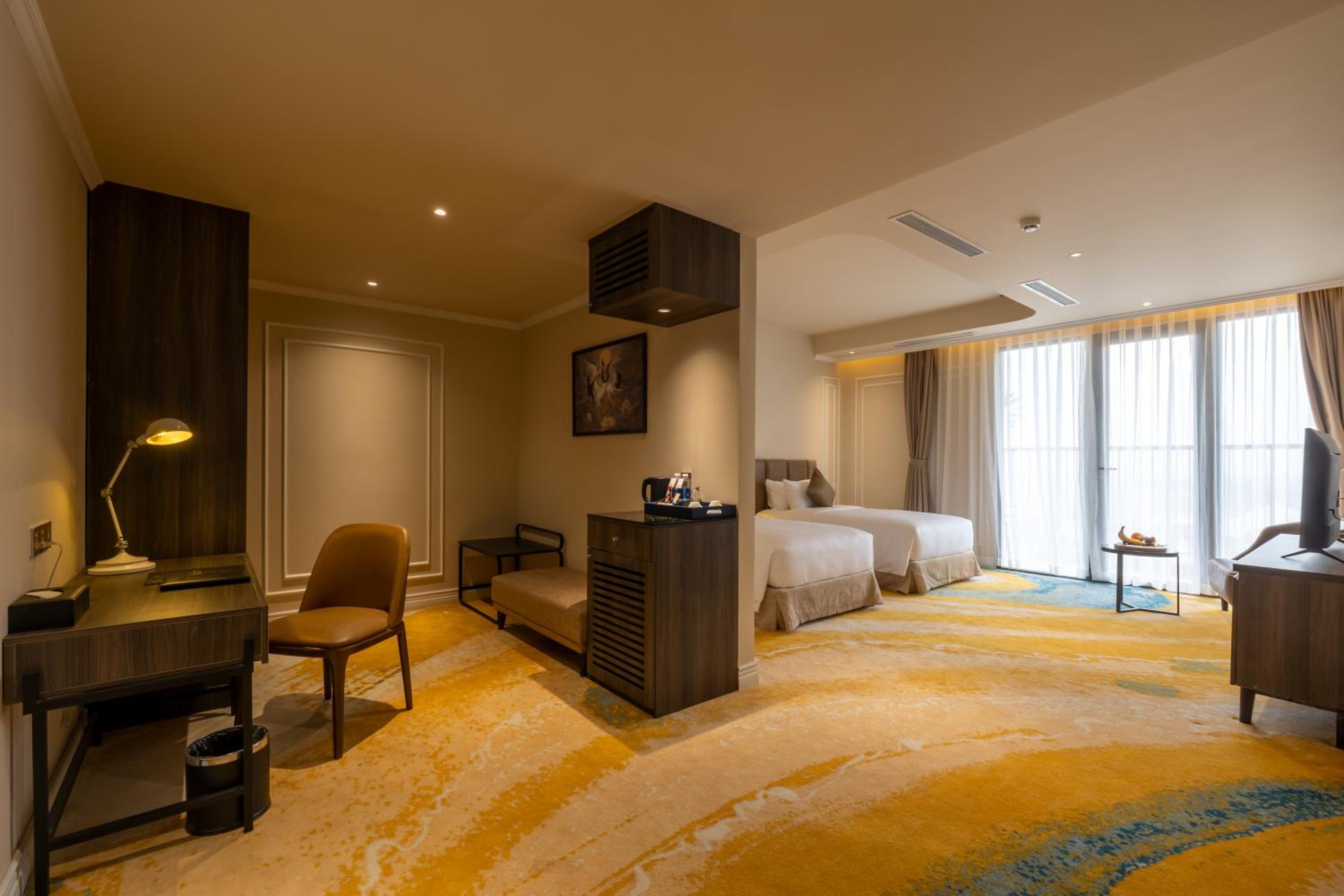 Premier Twin Room with Balcony + Free Shuttle Bus To City Center - Photo 4