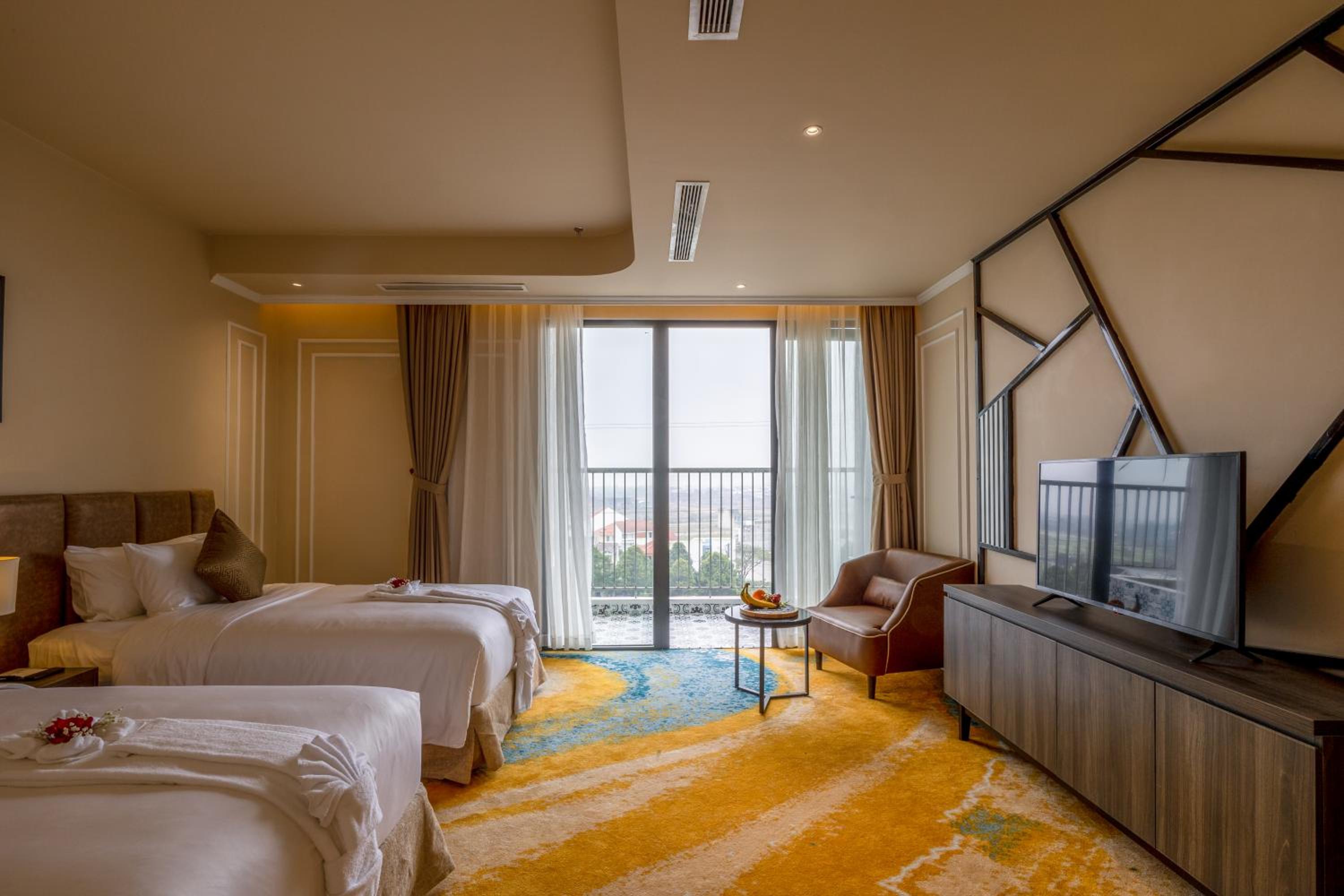 Premier Twin Room with Balcony + Free Shuttle Bus To City Center - Photo 11